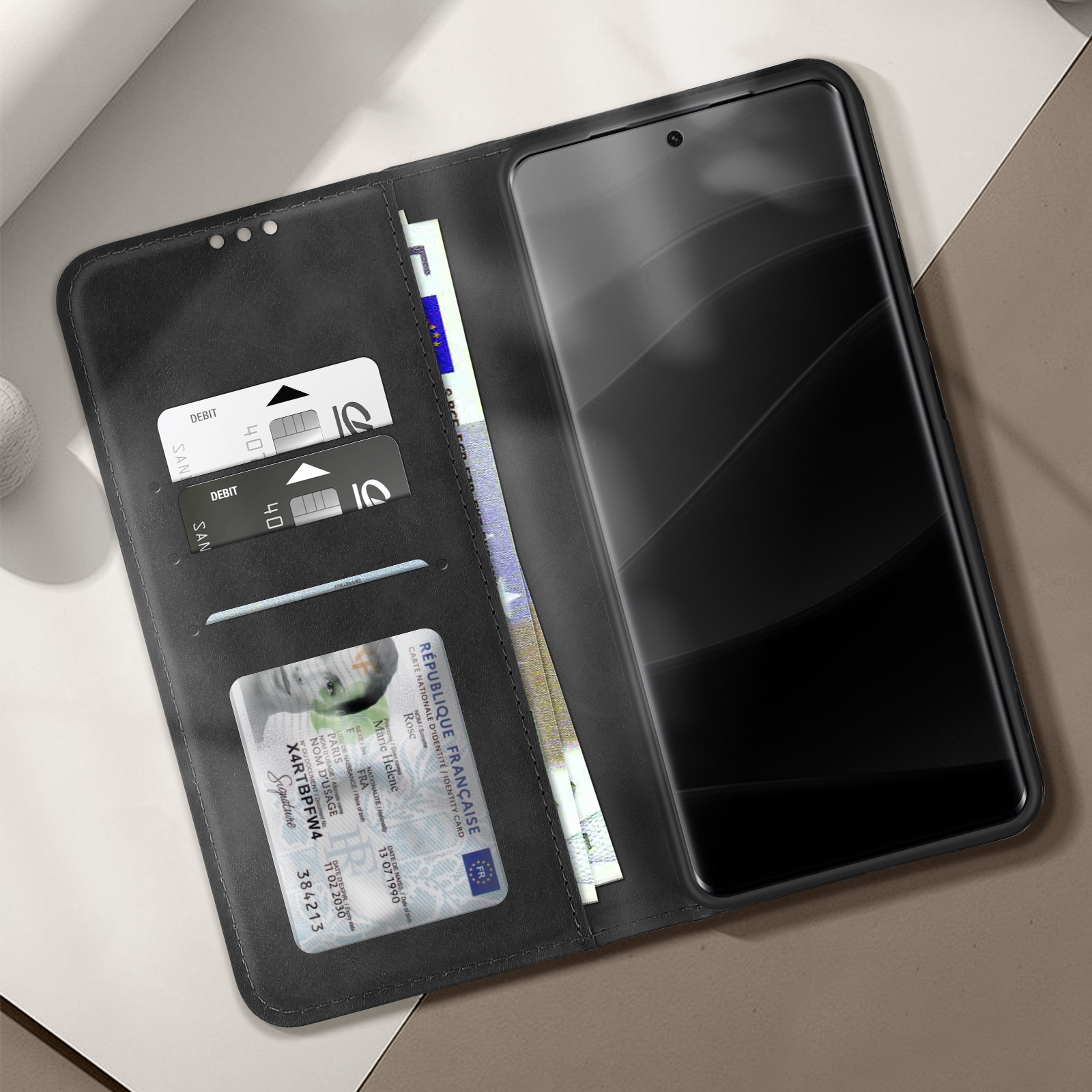Custodia per telefono nera aperta, con carte, denaro e telefono con schermo nero.