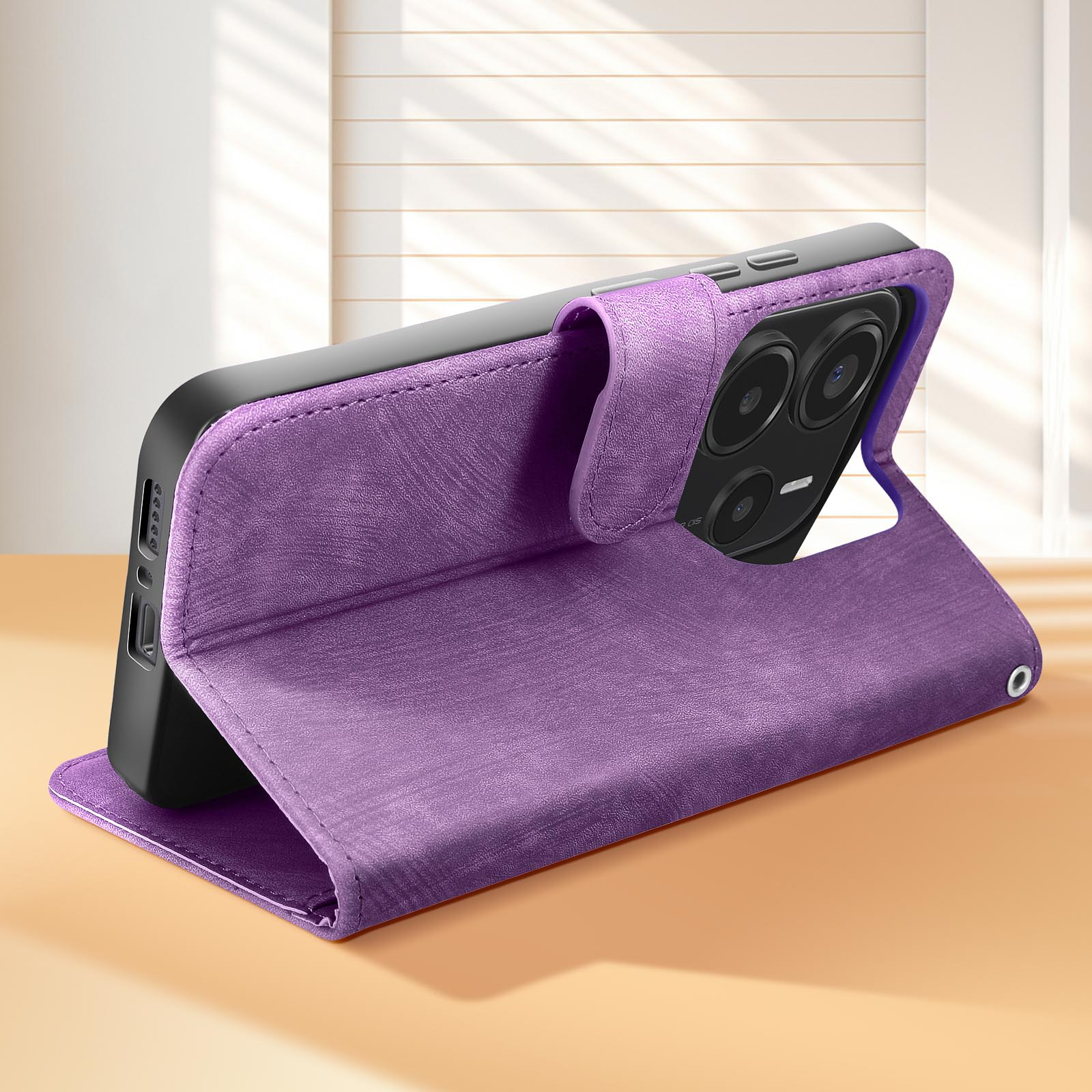 Custodia viola con funzione portafoglio, che tiene un telefono nero. La custodia è aperta.
