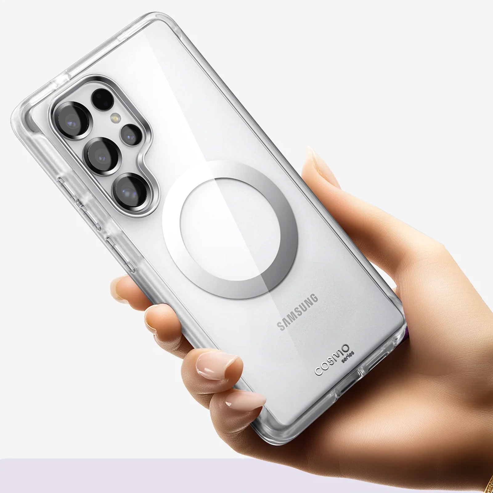 Mano che tiene custodia trasparente con telefono. Il telefono è un Samsung, custodia trasparente.