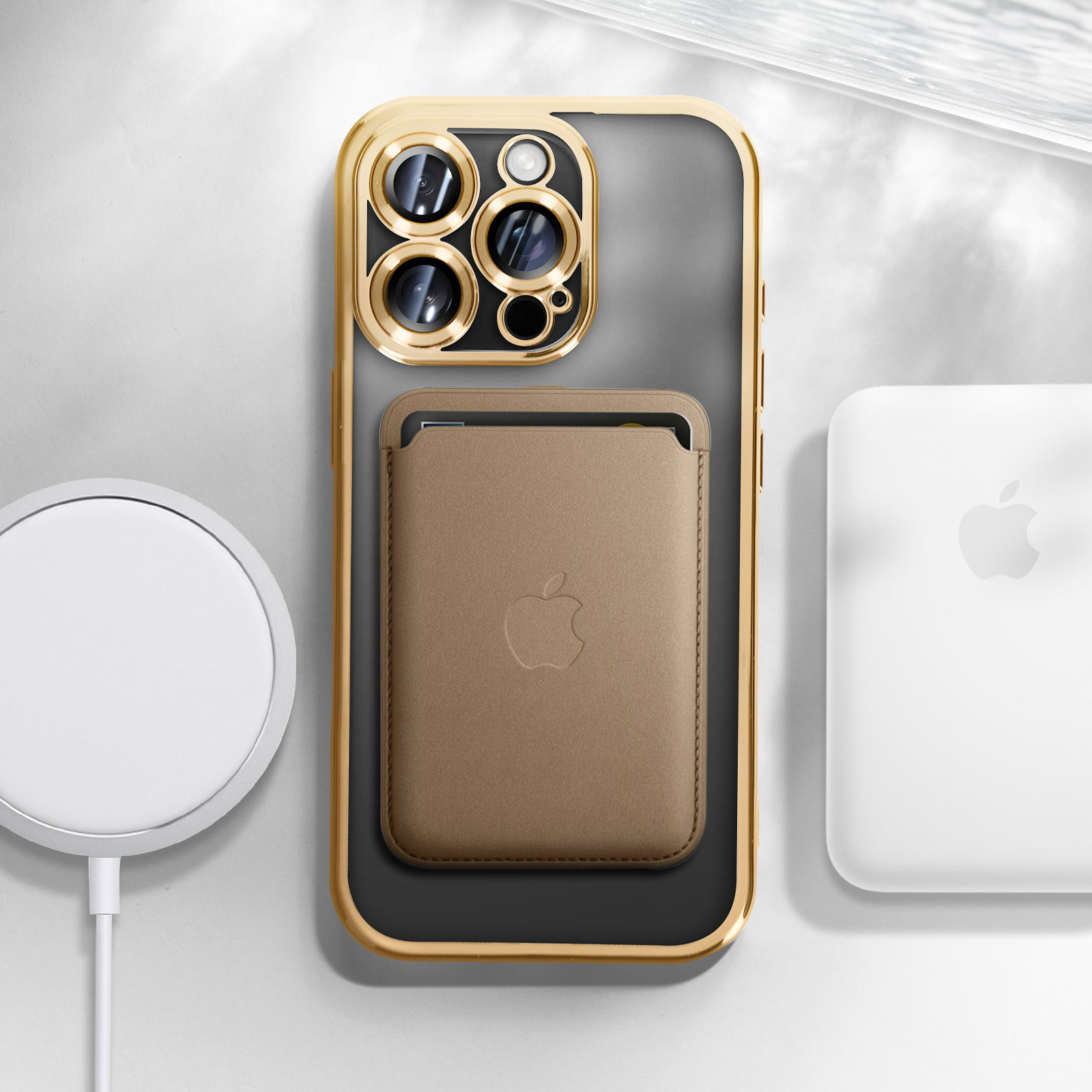 iPhone in goldener Hülle mit Geldbörse und weißem Ladepad, alles auf hellem Hintergrund.