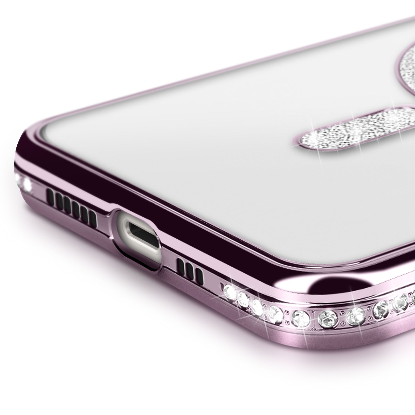 Primo piano dell'area della porta di ricarica di un telefono con strass scintillanti sui bordi.