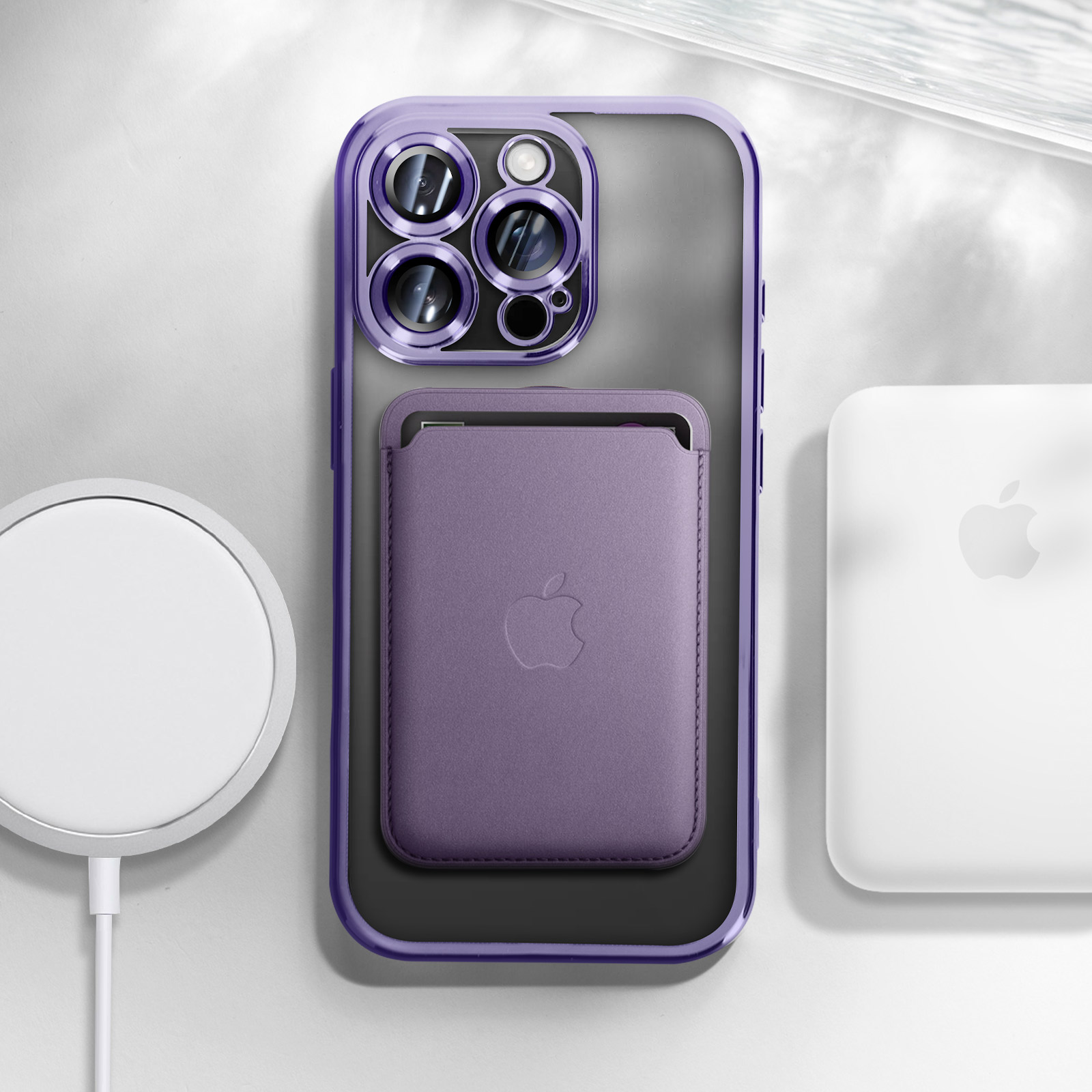 Paarse iPhone-hoes met kaarthouder, Apple-logo. Extra accessoires zijn zichtbaar.