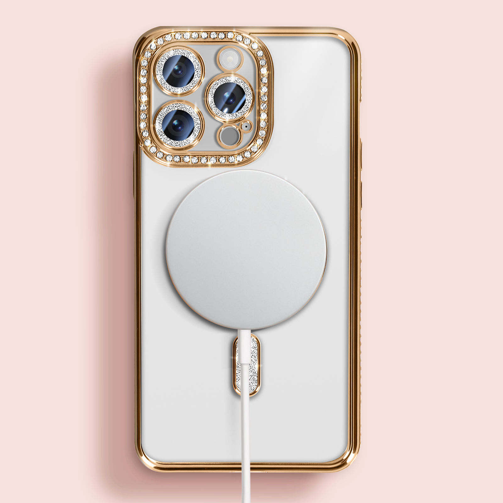 Custodia trasparente con finiture dorate, strass e un supporto di ricarica magnetico bianco. Sfondo rosa.
