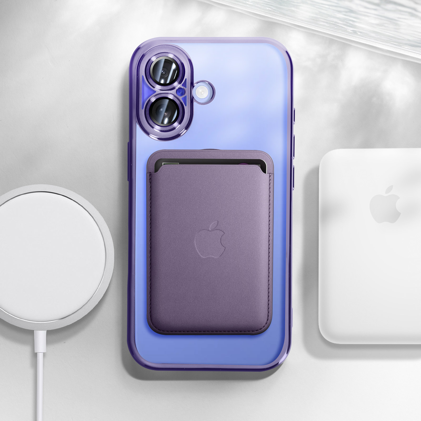 Custodia viola con portafoglio sul retro e un caricatore Apple.