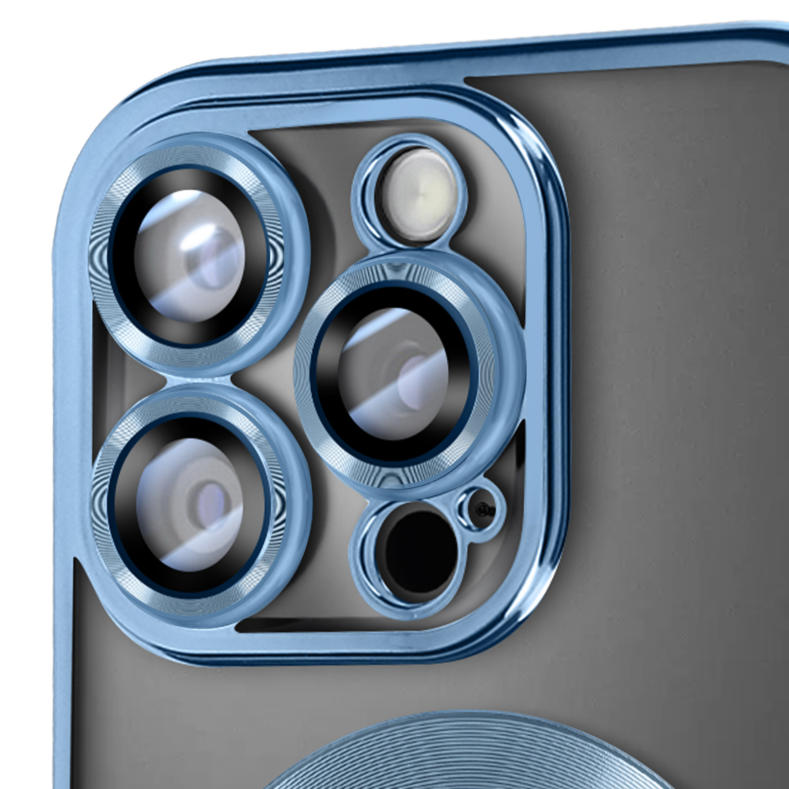 Primo piano di una protezione per lenti della fotocamera azzurra con quattro lenti. La parte posteriore del telefono è visibile.