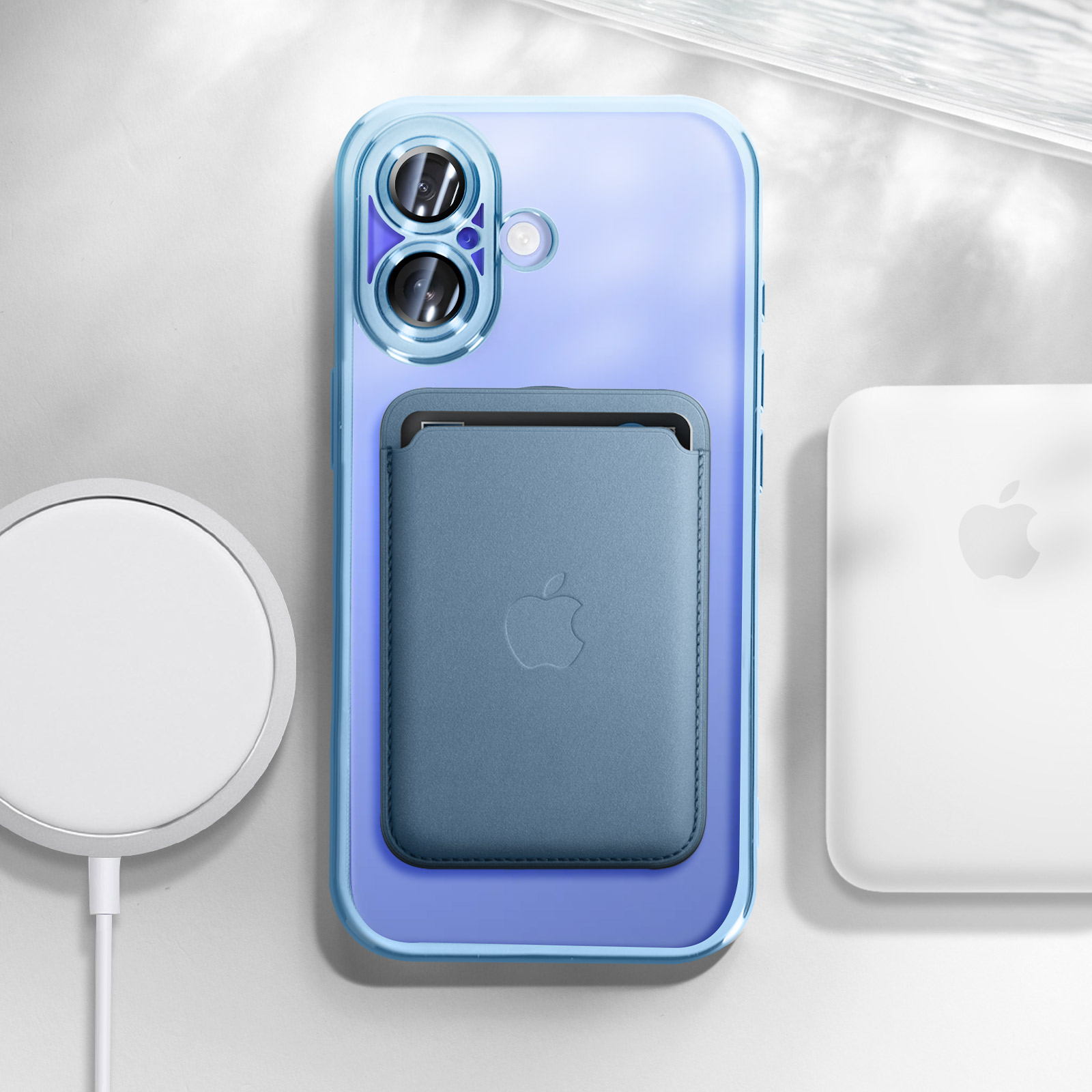 Custodia blu per telefono con porta carte. Base di ricarica bianca e logo Apple su superficie bianca.