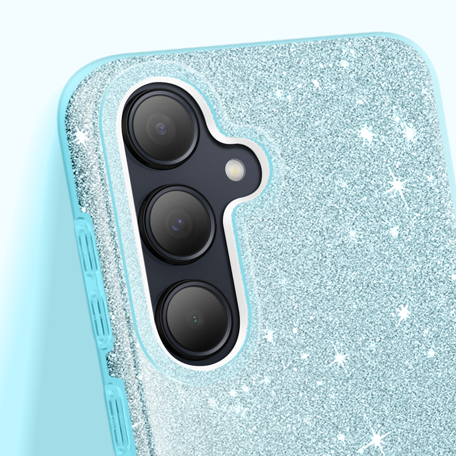 Primo piano di una custodia per telefono con glitter azzurri e fotocamera.