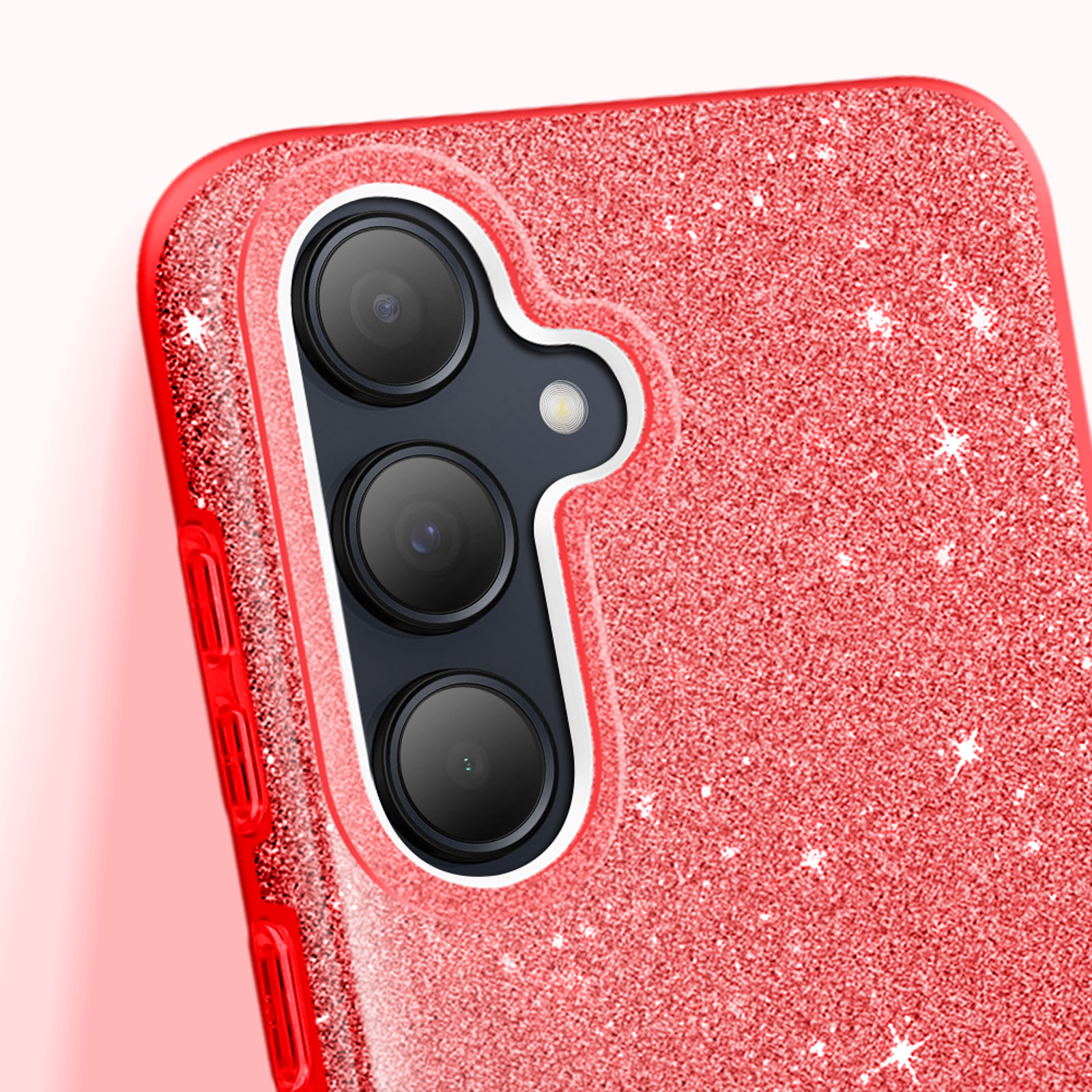 Primo piano di una custodia rossa glitterata con configurazione della fotocamera.