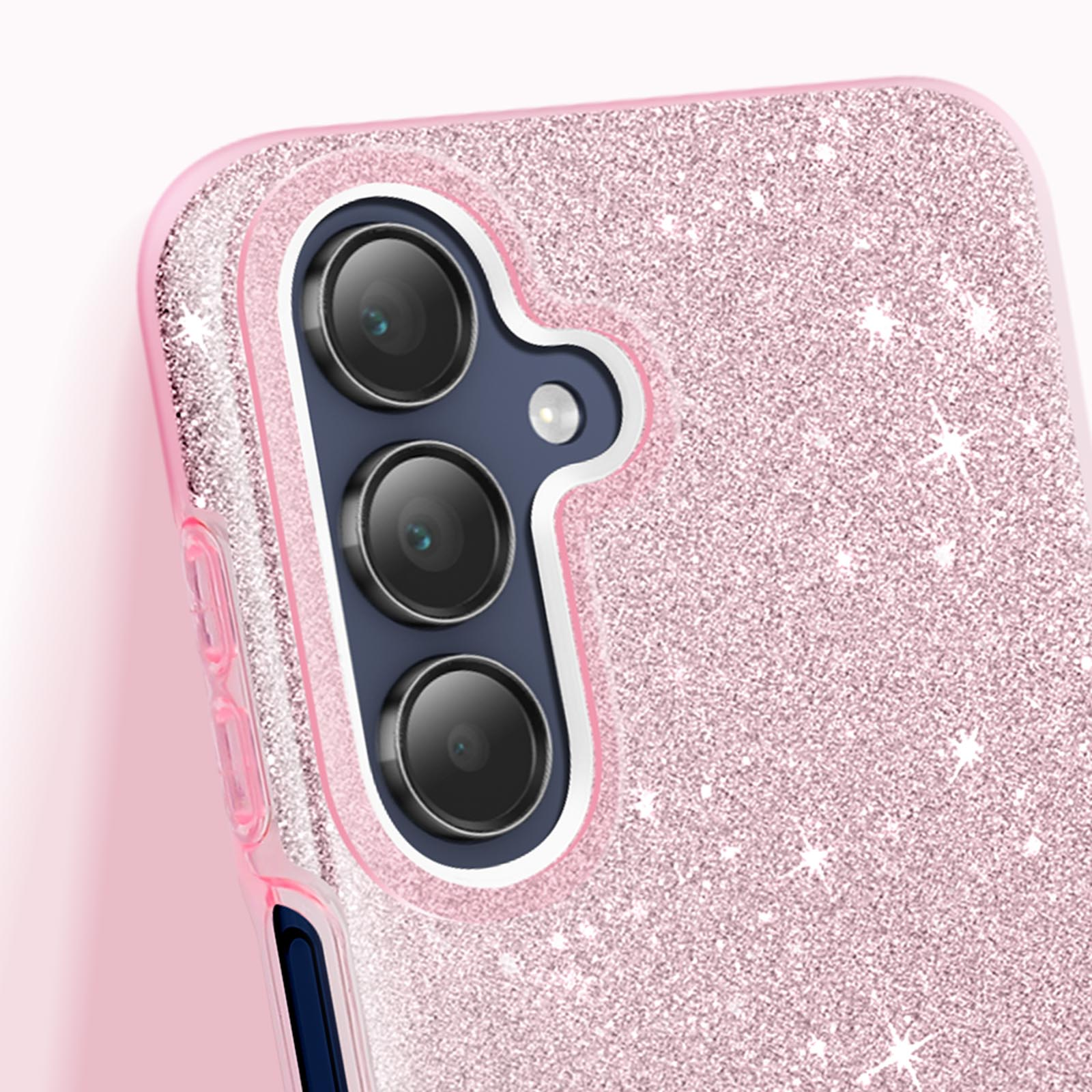 Primo piano di una custodia rosa glitterata con tre obiettivi della fotocamera.