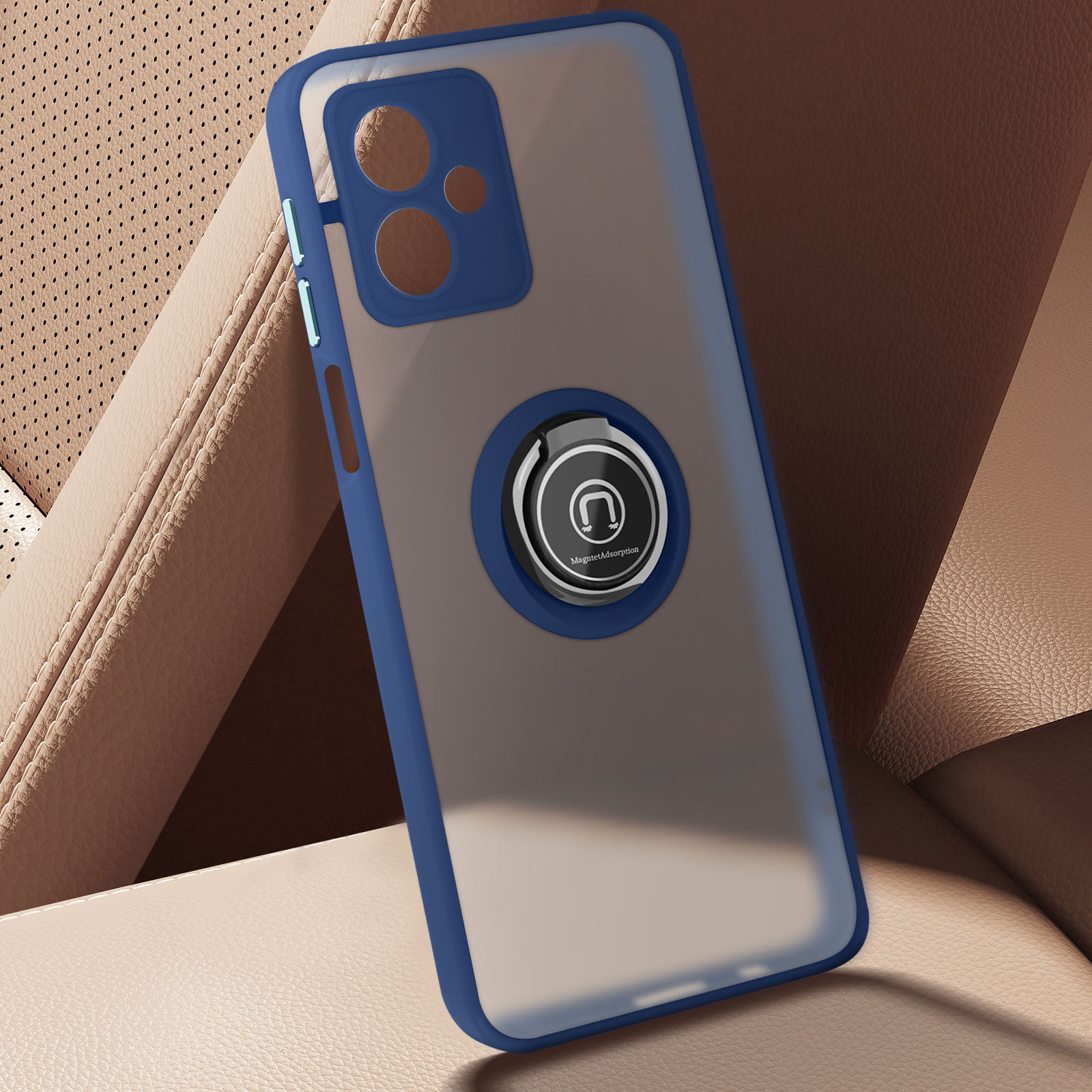 Un telefono in una custodia blu con un anello di supporto, posizionato su un sedile beige.