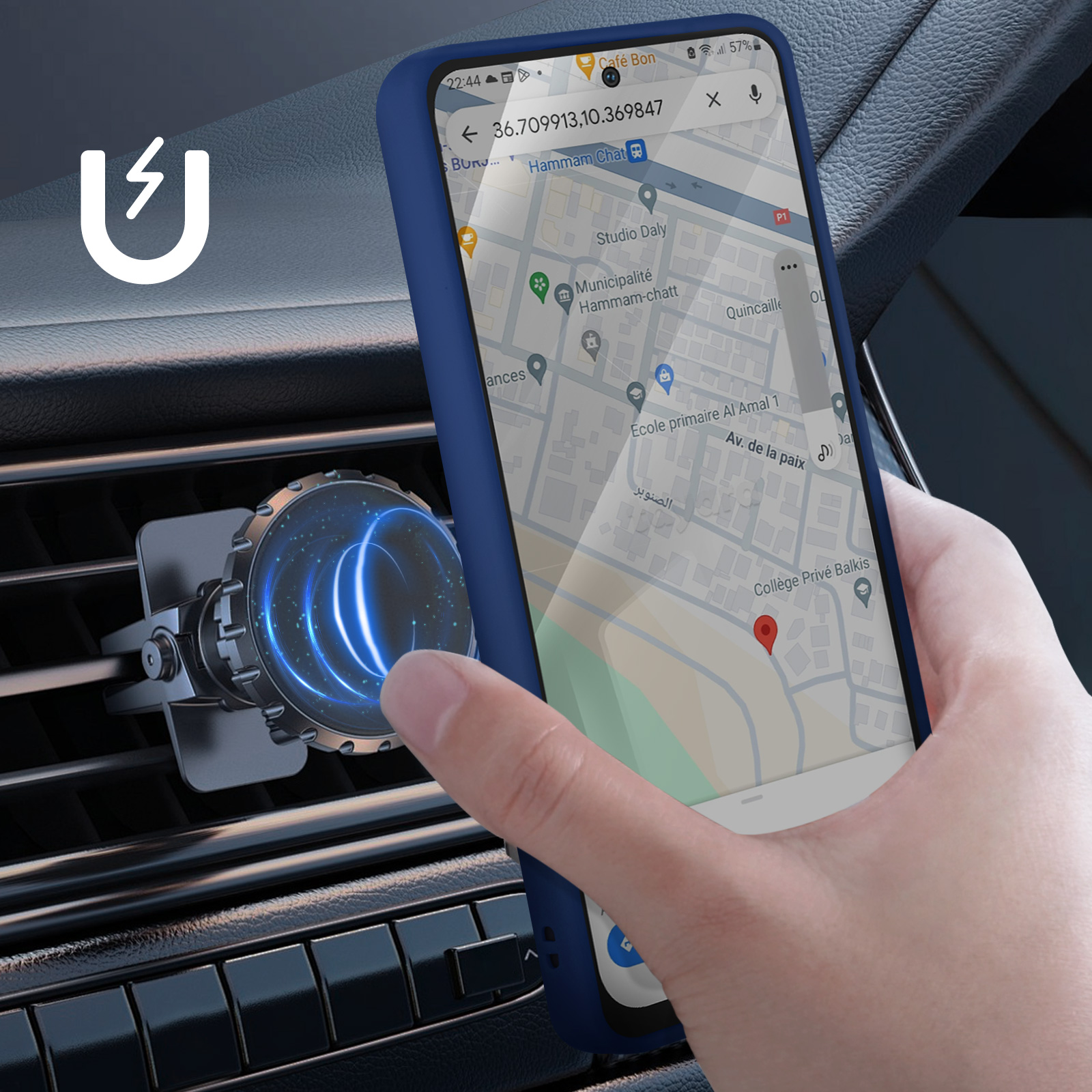 Un telefono in un supporto per bocchetta dell'auto. Una mano tocca il telefono con una mappa sullo schermo.