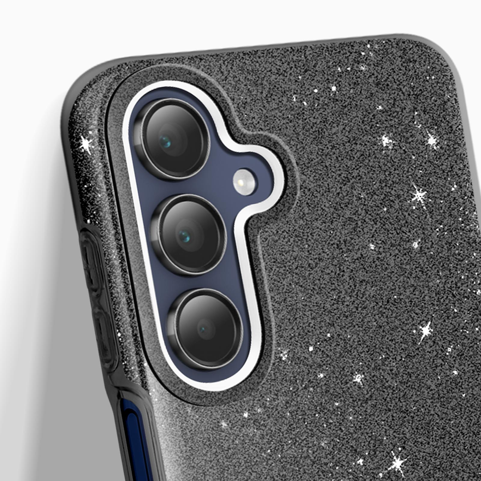 Primo piano di un telefono con tre lenti della fotocamera, circondato da glitter.