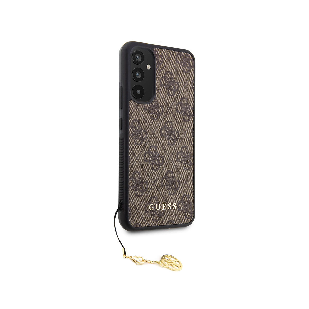 Custodia per telefono con motivo logo GUESS marrone e ciondolo dorato. Il telefono ha tre fotocamere nere.