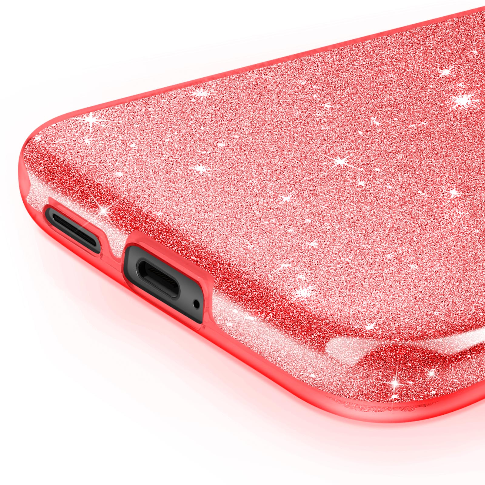 Primo piano dell'angolo di una custodia rossa glitterata con tre ritagli per fotocamera. Sfondo bianco.