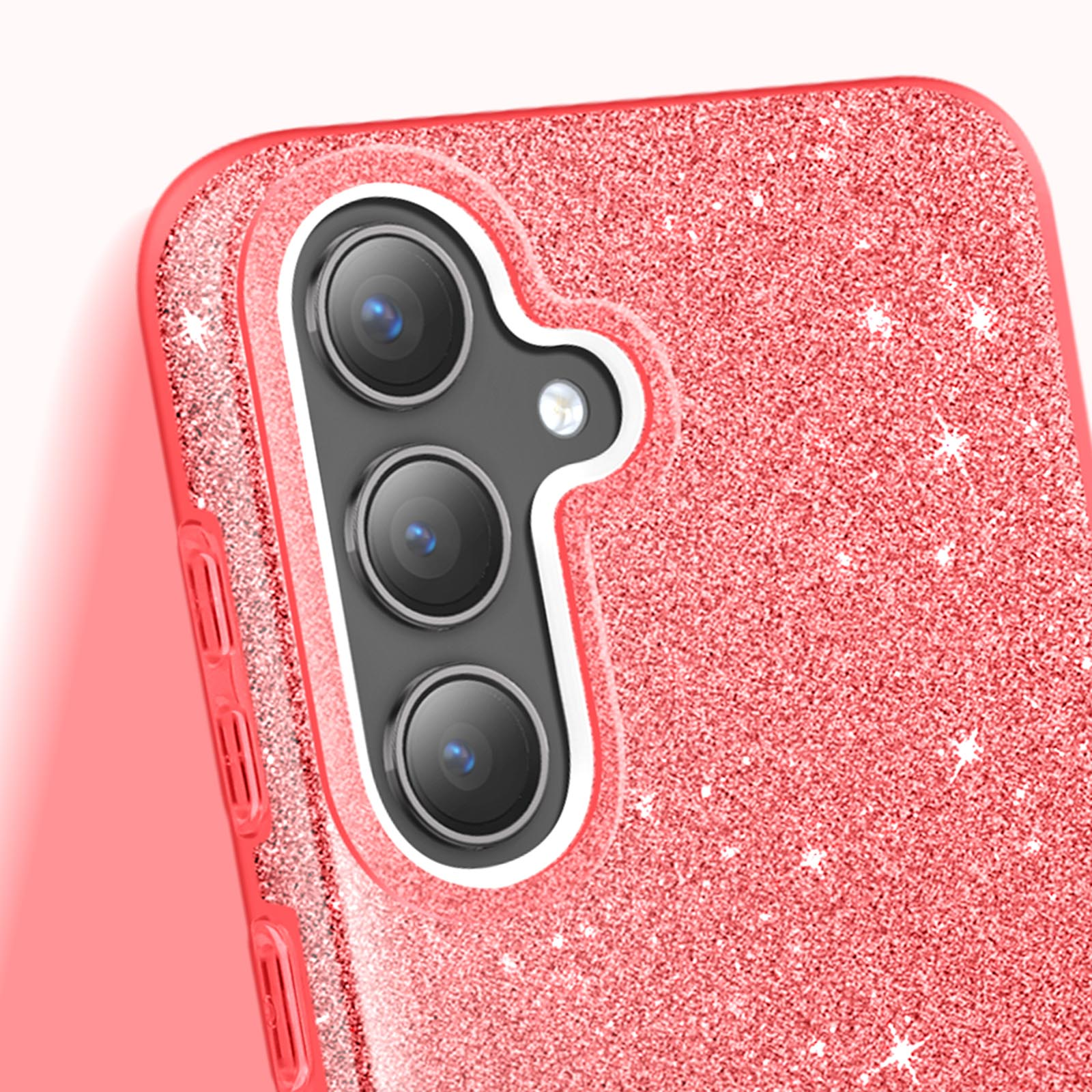 Primo piano di una custodia per telefono rossa con glitter e tre lenti della fotocamera. La cornice è rossa.