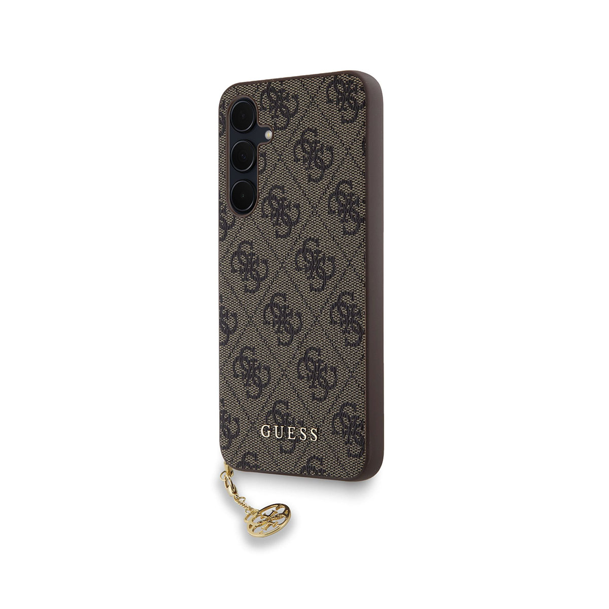 Custodia per telefono Guess marrone con un ciondolo dorato. Sfondo bianco. Il telefono ha tre fotocamere.
