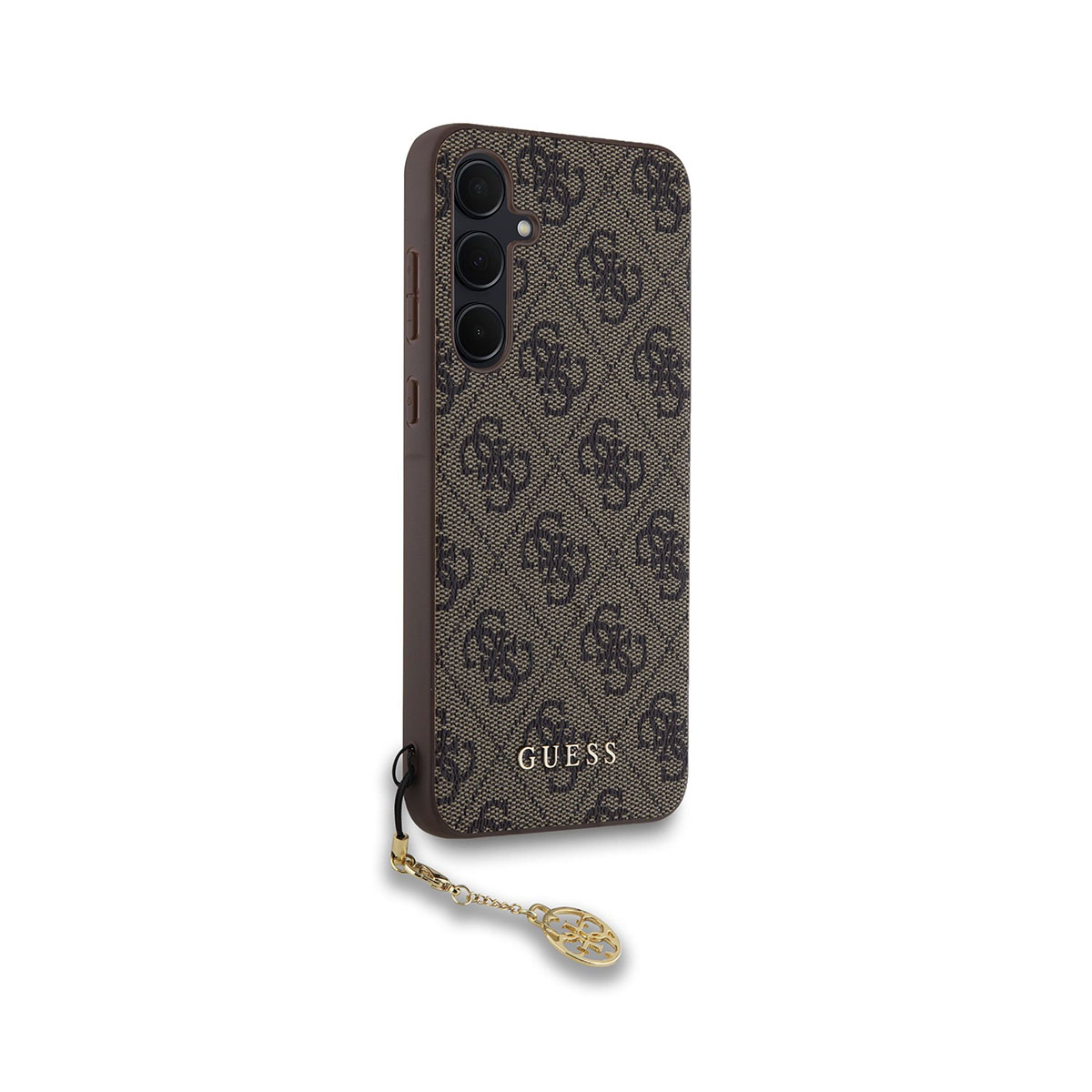 Una custodia per telefono Guess marrone con un motivo a logo ripetuto. È attaccato un ciondolo d'oro. Sfondo bianco.