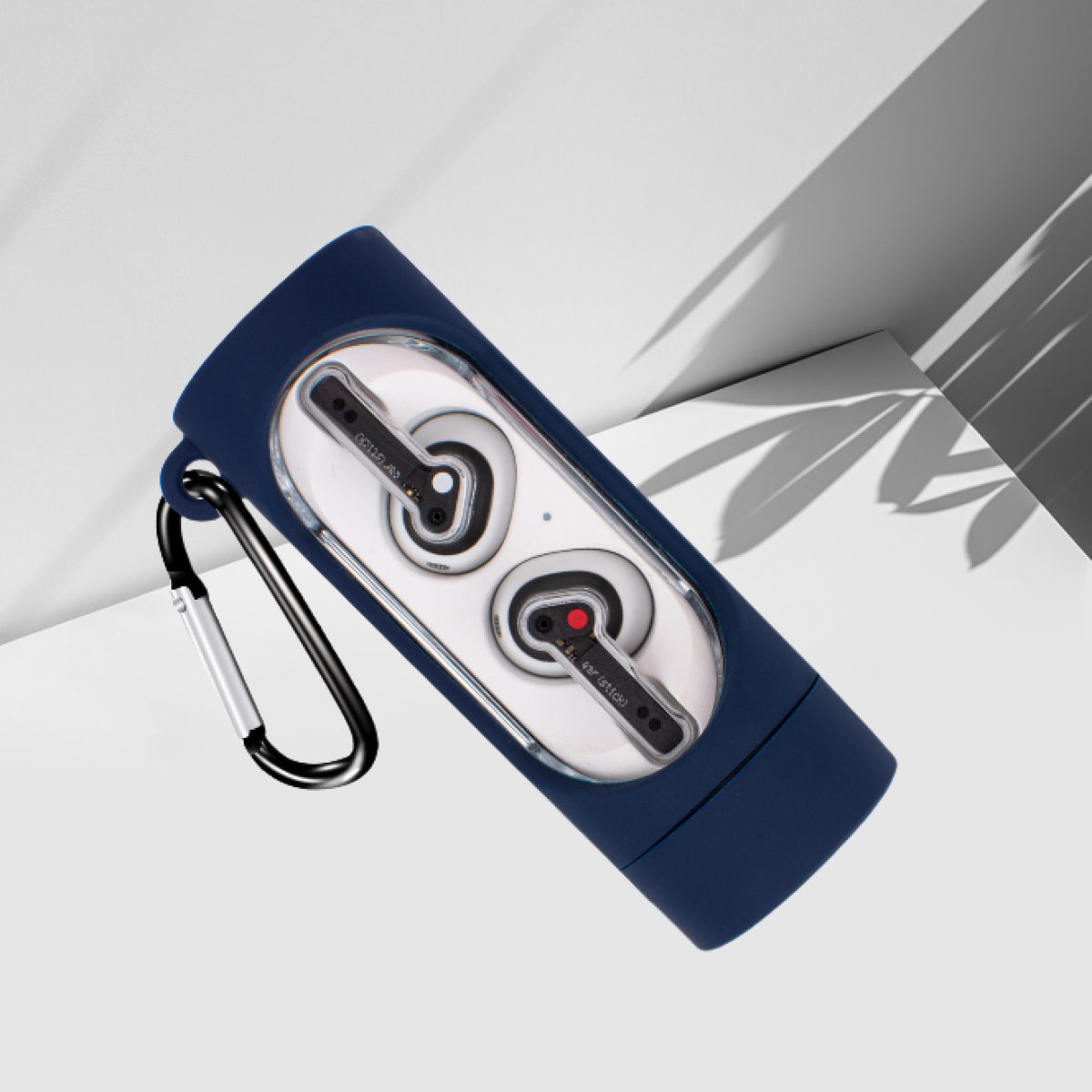 Custodia per auricolari blu con dettagli neri. Sfondo bianco. Una clip argentata sulla parte superiore.