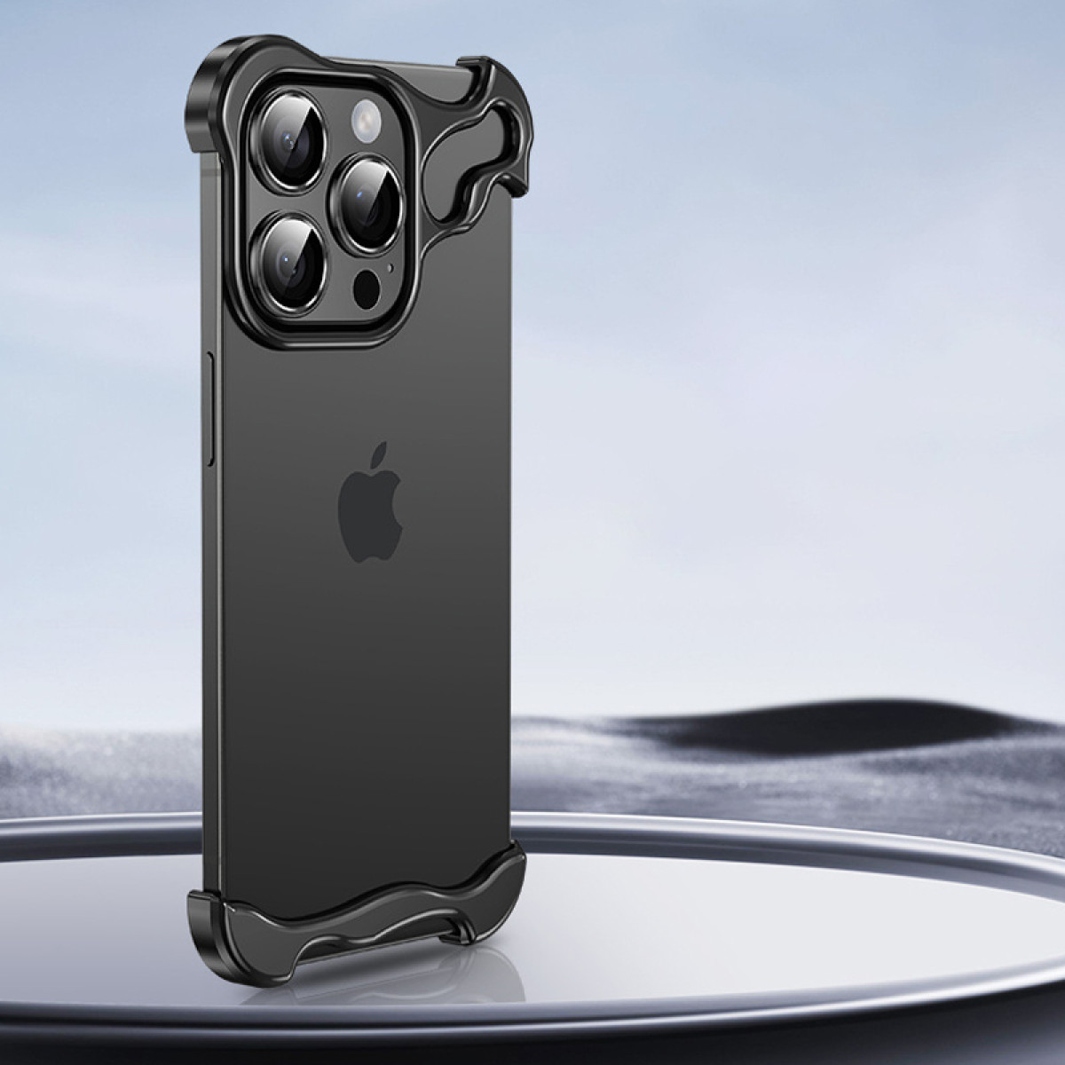 Una custodia nera per telefono su superficie riflettente con sfondo blu, che mostra la fotocamera.