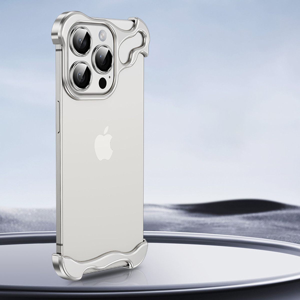 Custodia iPhone argentata con cornice protettiva, superficie lucida.