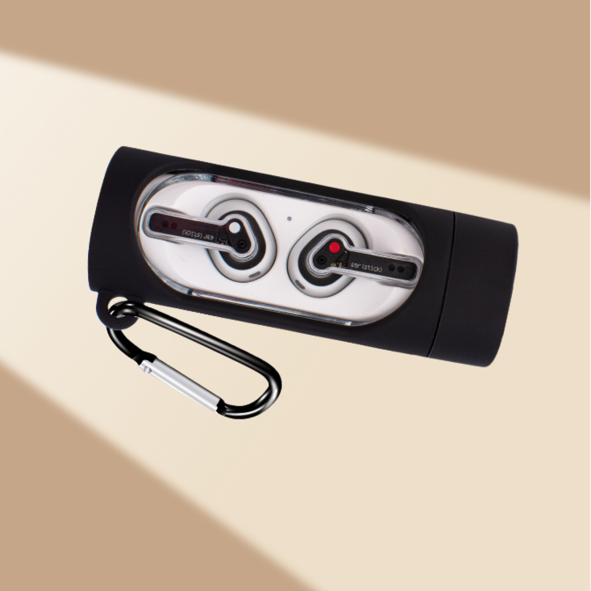 Auricolari neri con custodia nera. Moschettone argentato attaccato. Sfondo marrone.