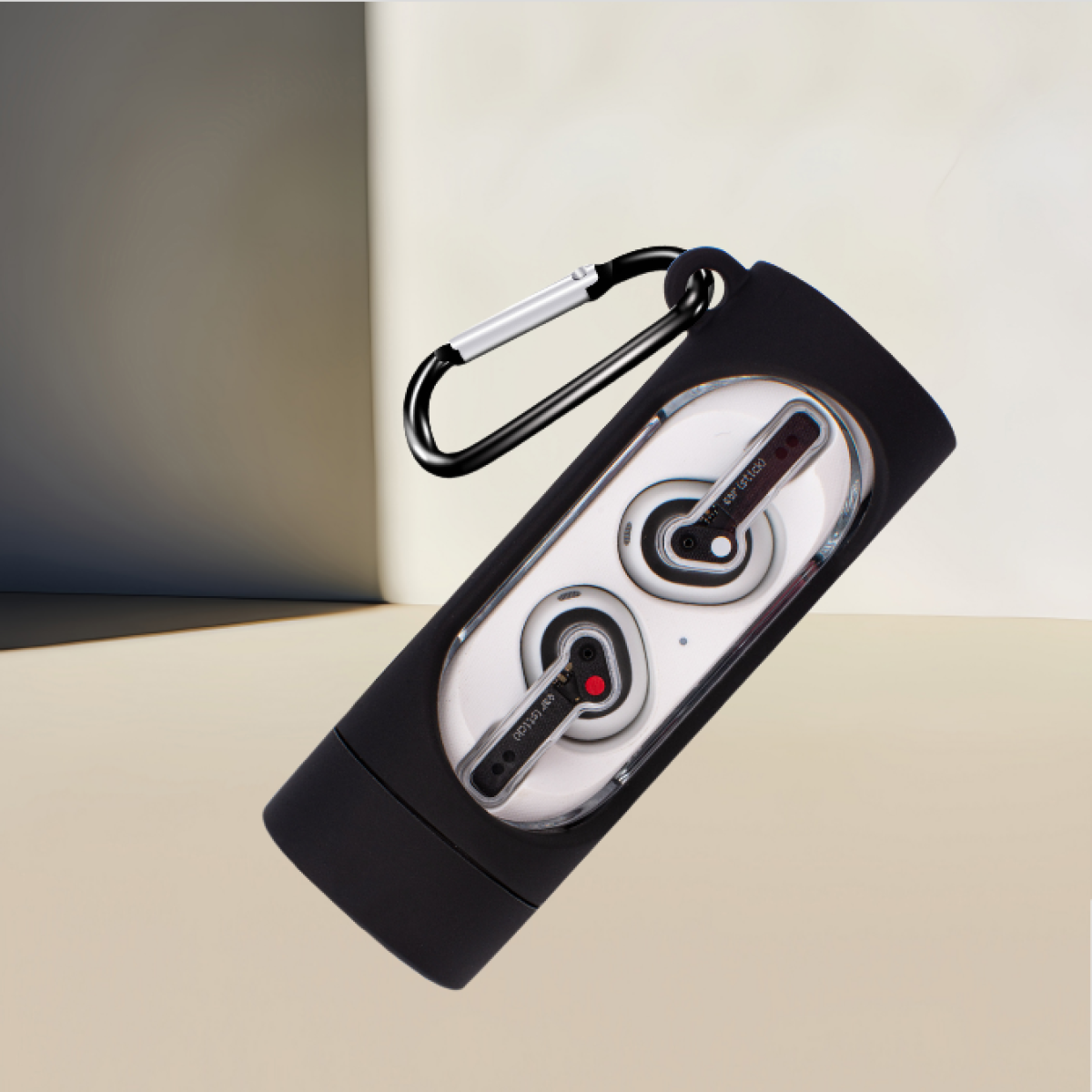 Auricolari in una custodia nera con moschettone su uno sfondo sfocato.