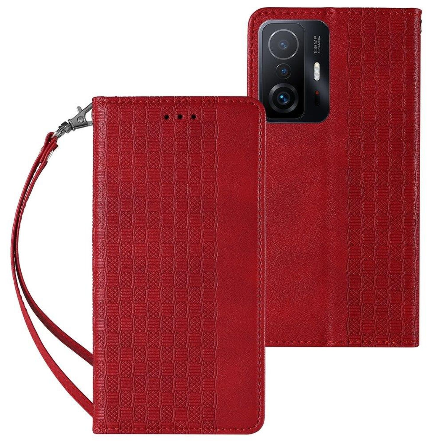 Una custodia per telefono in pelle rossa con un design a motivi, aperta per rivelare un telefono.