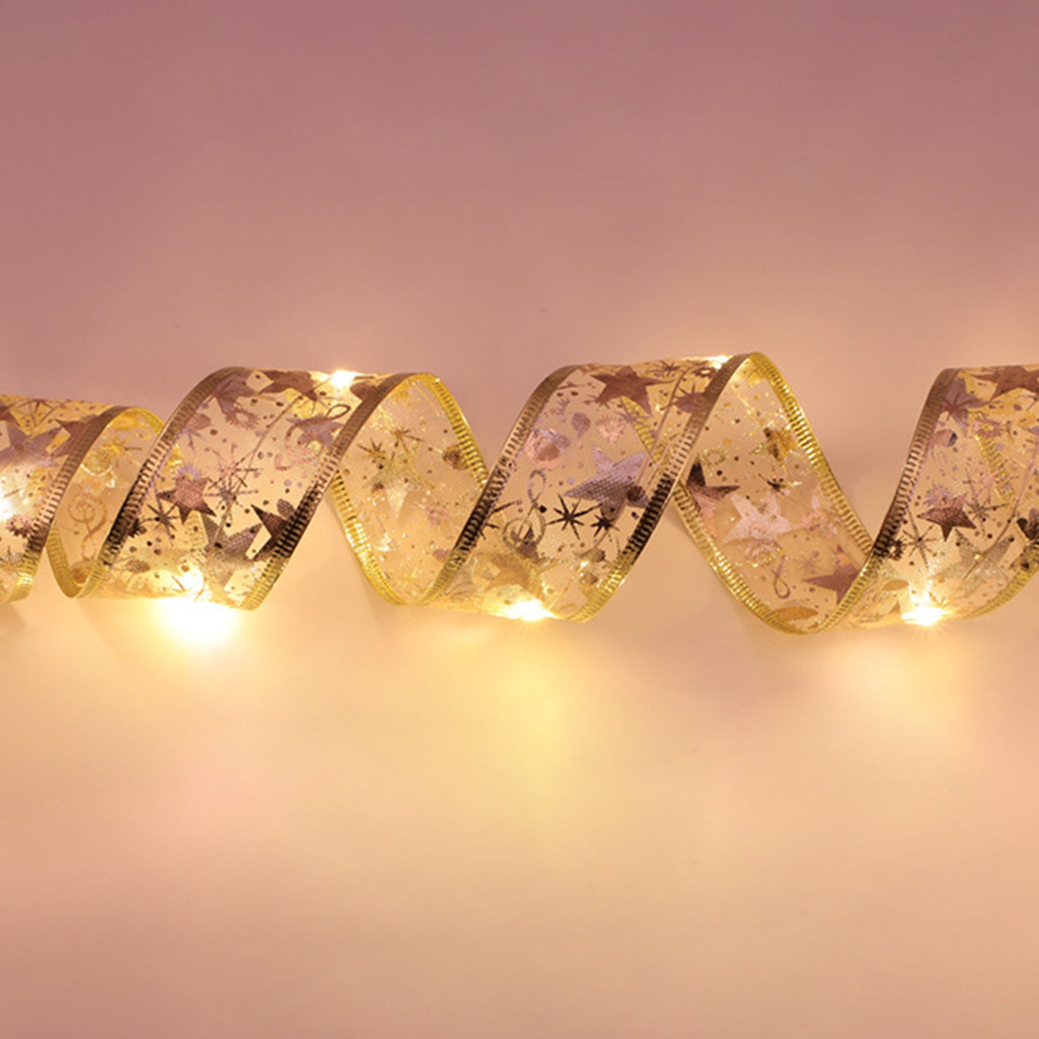 Goldenes Band mit Sternen und Lichtern. Der Hintergrund ist rosa.
