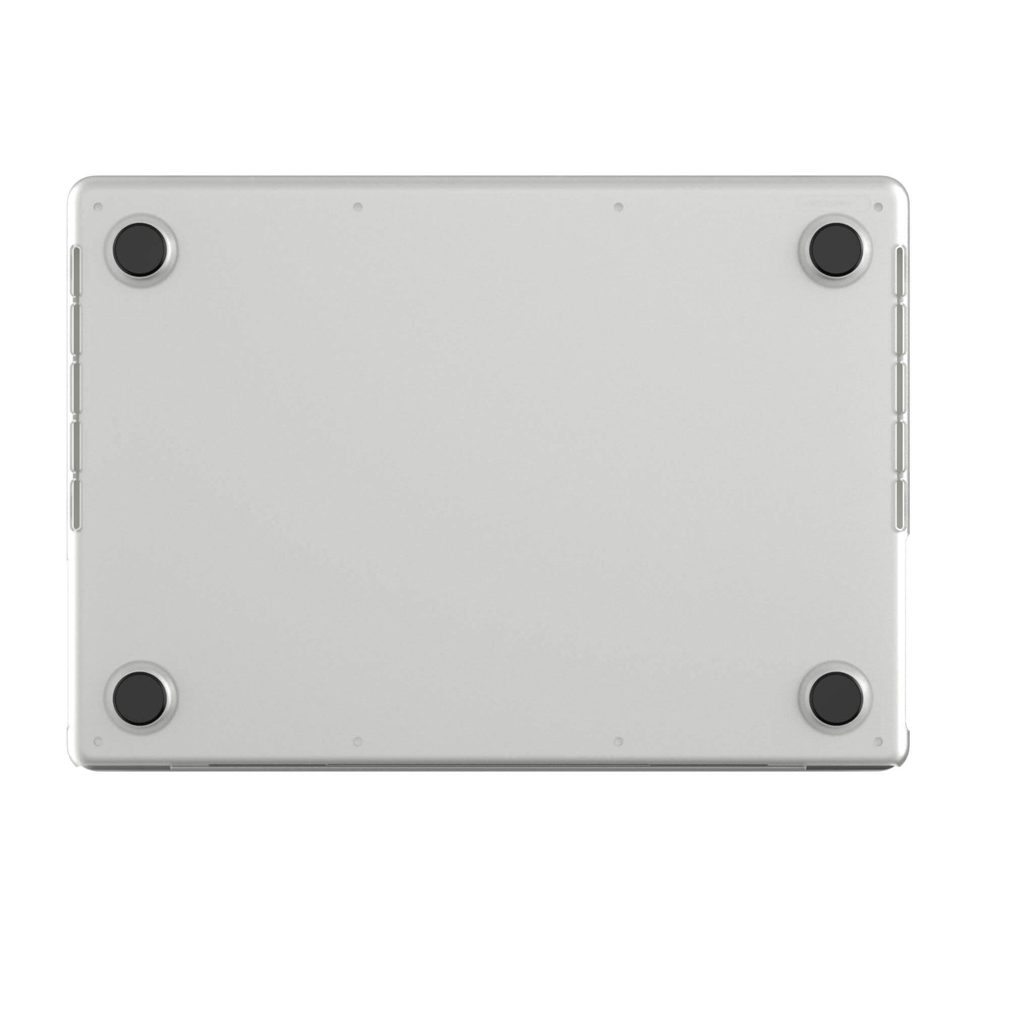 Parte inferiore di un laptop argentato con quattro piedini in gomma neri. Isolato su sfondo bianco.