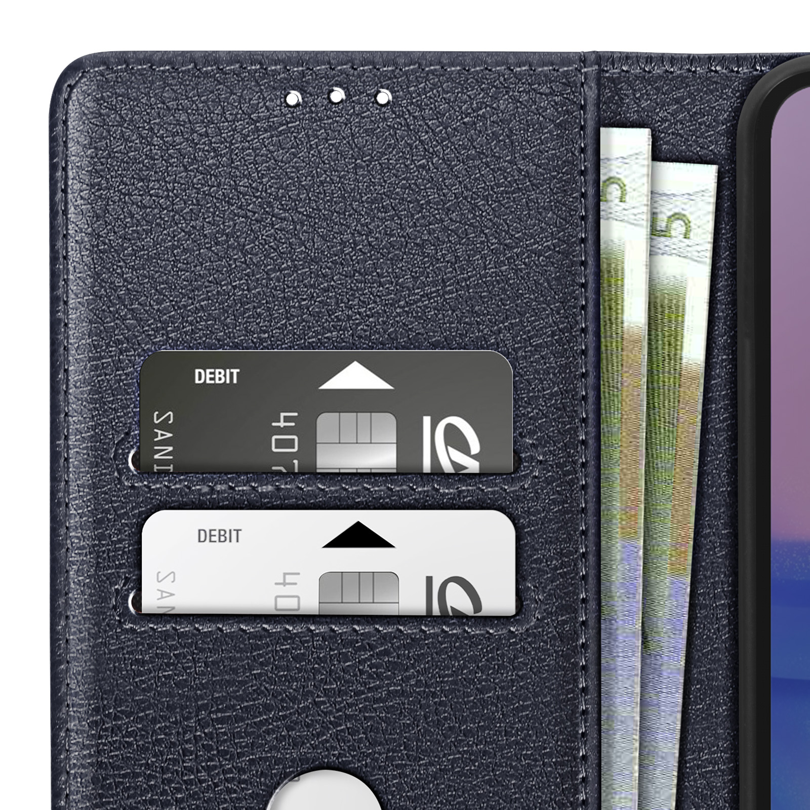 Primo piano di una custodia blu navy, che mostra carte di debito e contanti. Sfondo bianco. Le carte sono visibili.