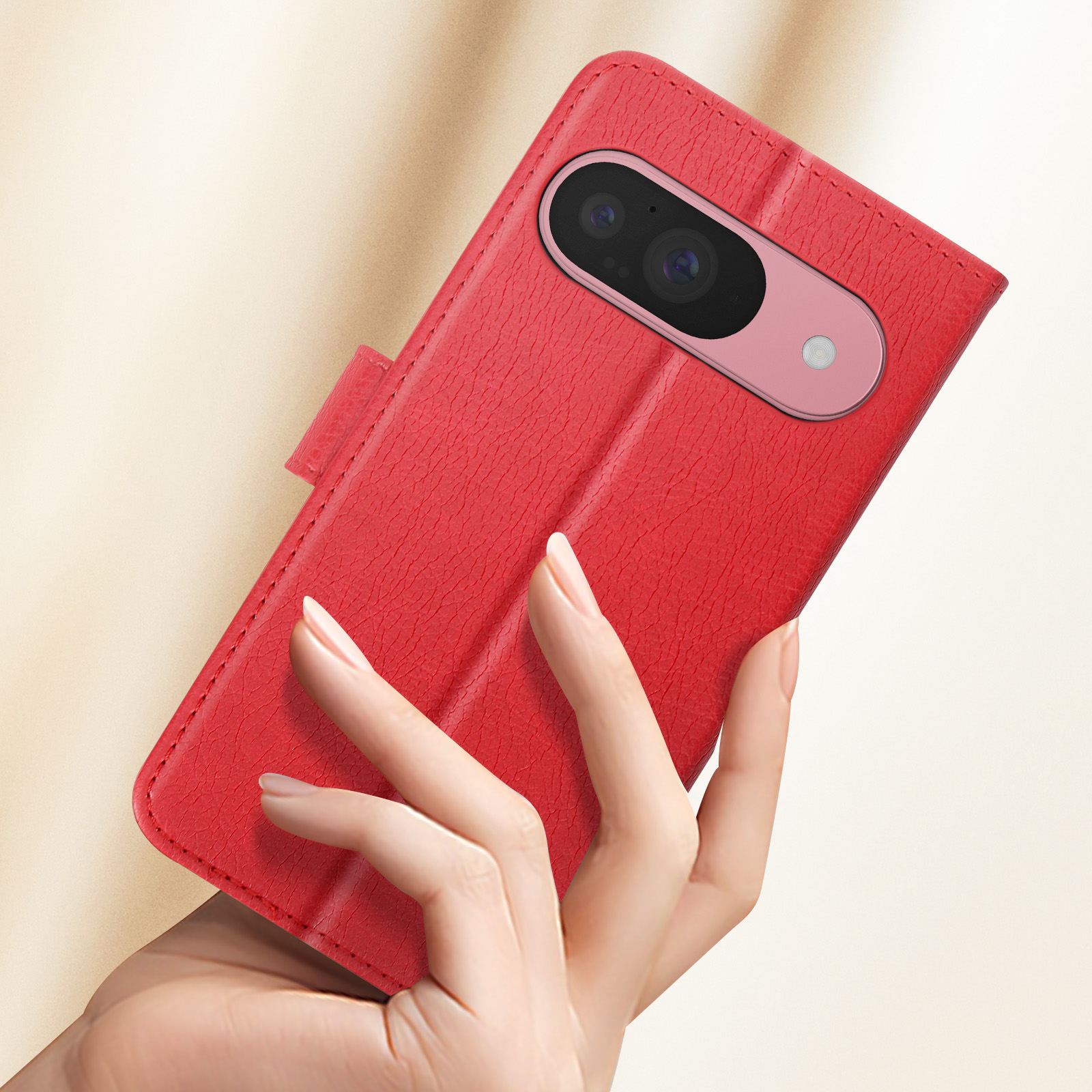 Mano che tiene una custodia rossa per telefono. Il telefono è visibile. La custodia è aperta.