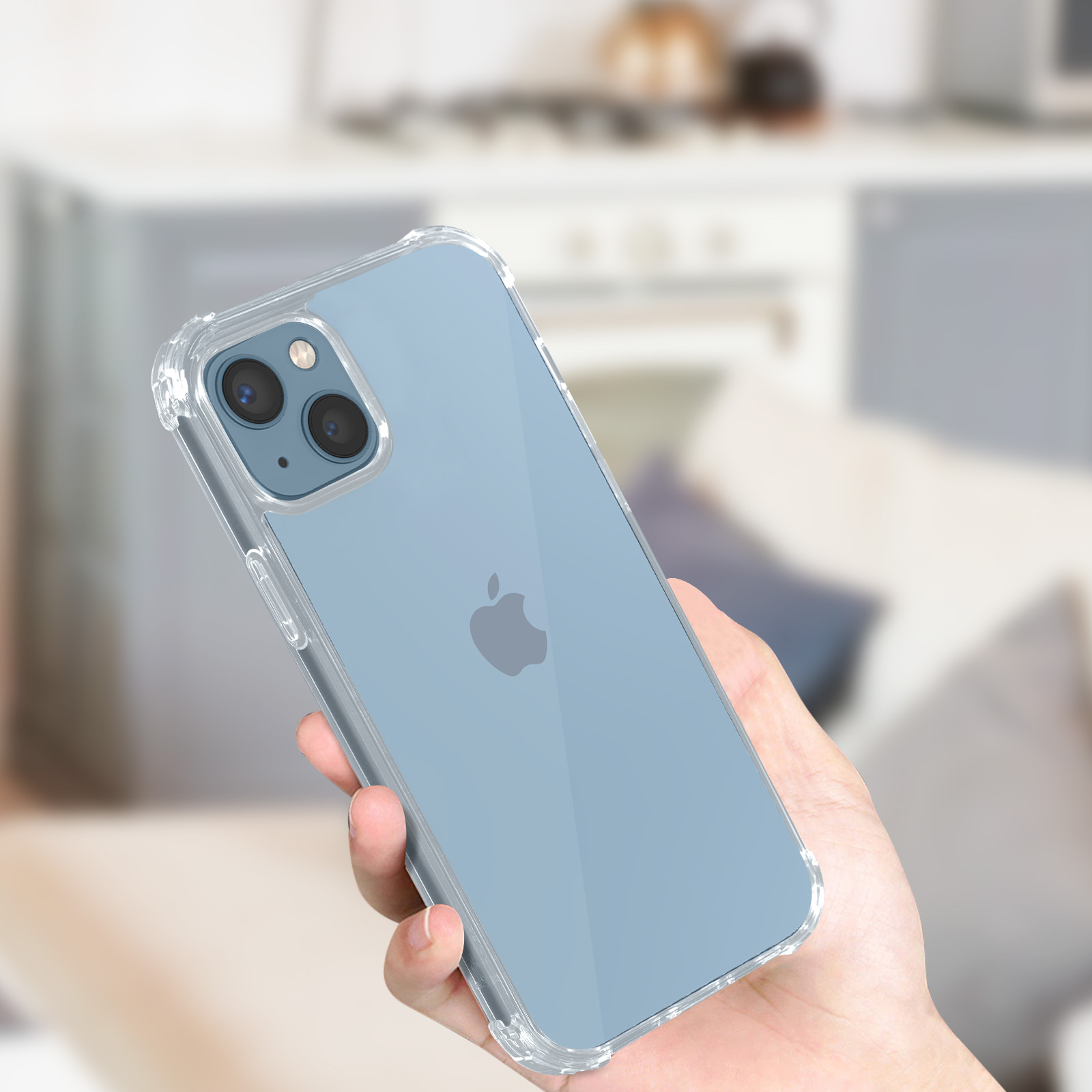 Una mano che tiene una custodia trasparente per iPhone. L'iPhone ha un retro blu e il logo Apple, con fotocamera.