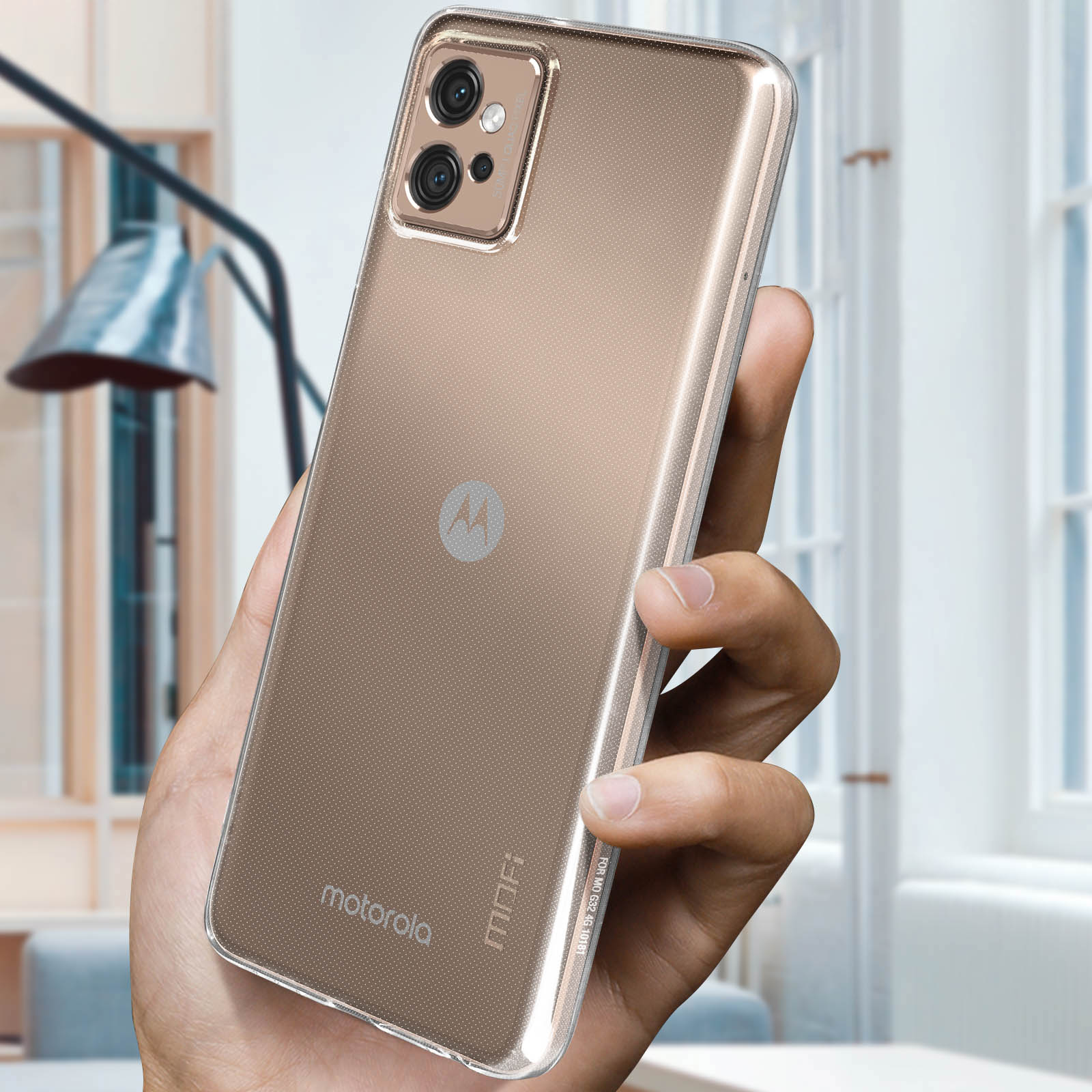 Una mano che tiene un telefono in una custodia. Il telefono ha un modulo fotocamera.