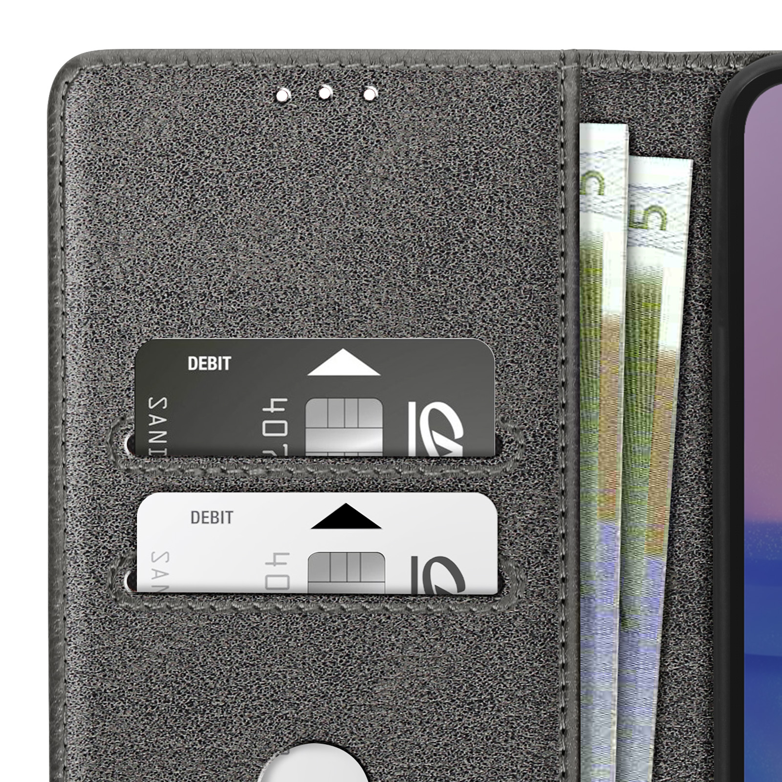 Primo piano di una custodia per telefono con due carte di debito e denaro all'interno. La custodia è grigia.