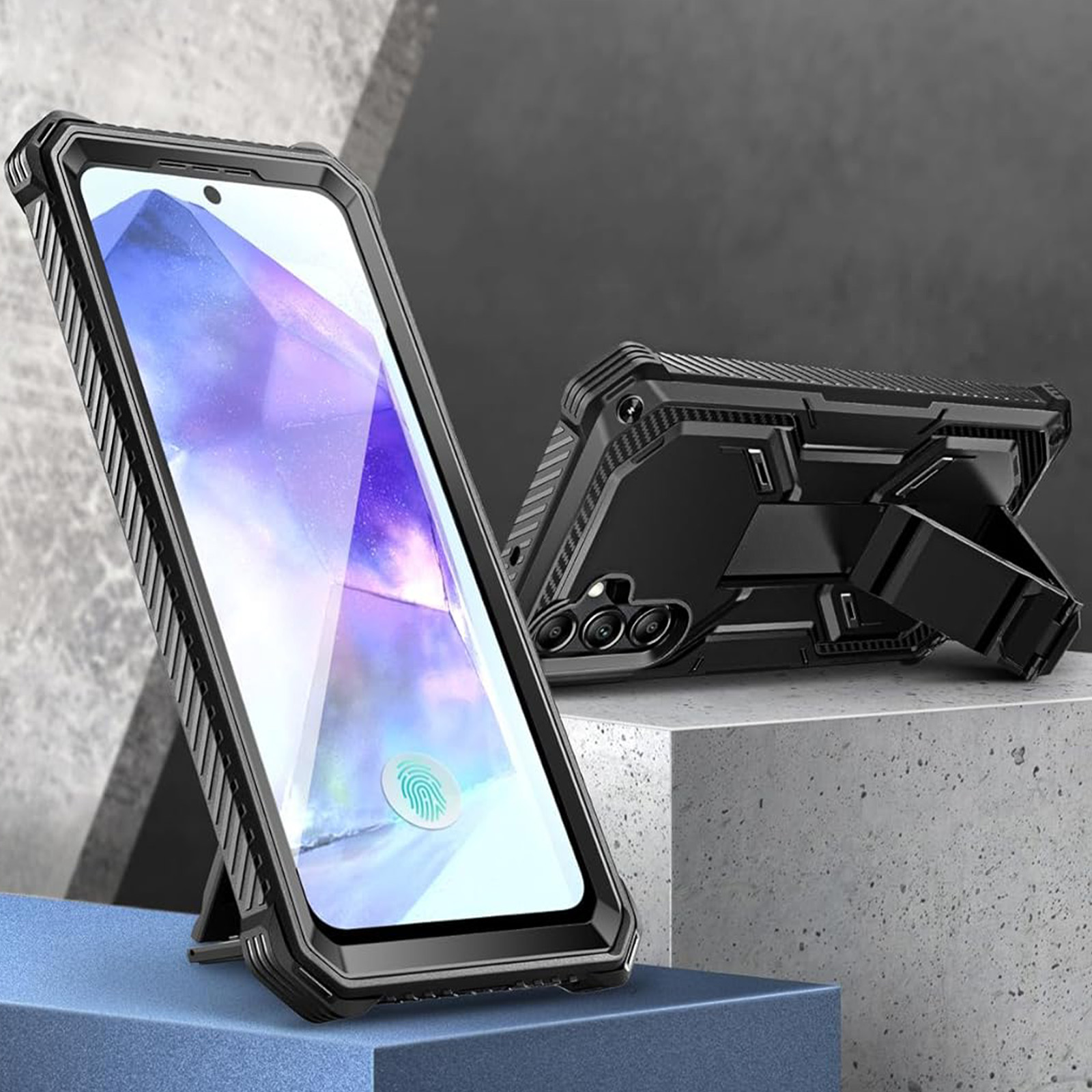 Custodia per telefono nera con cavalletto. Lo schermo del telefono è rivolto verso l'esterno, la custodia è su una superficie blu.