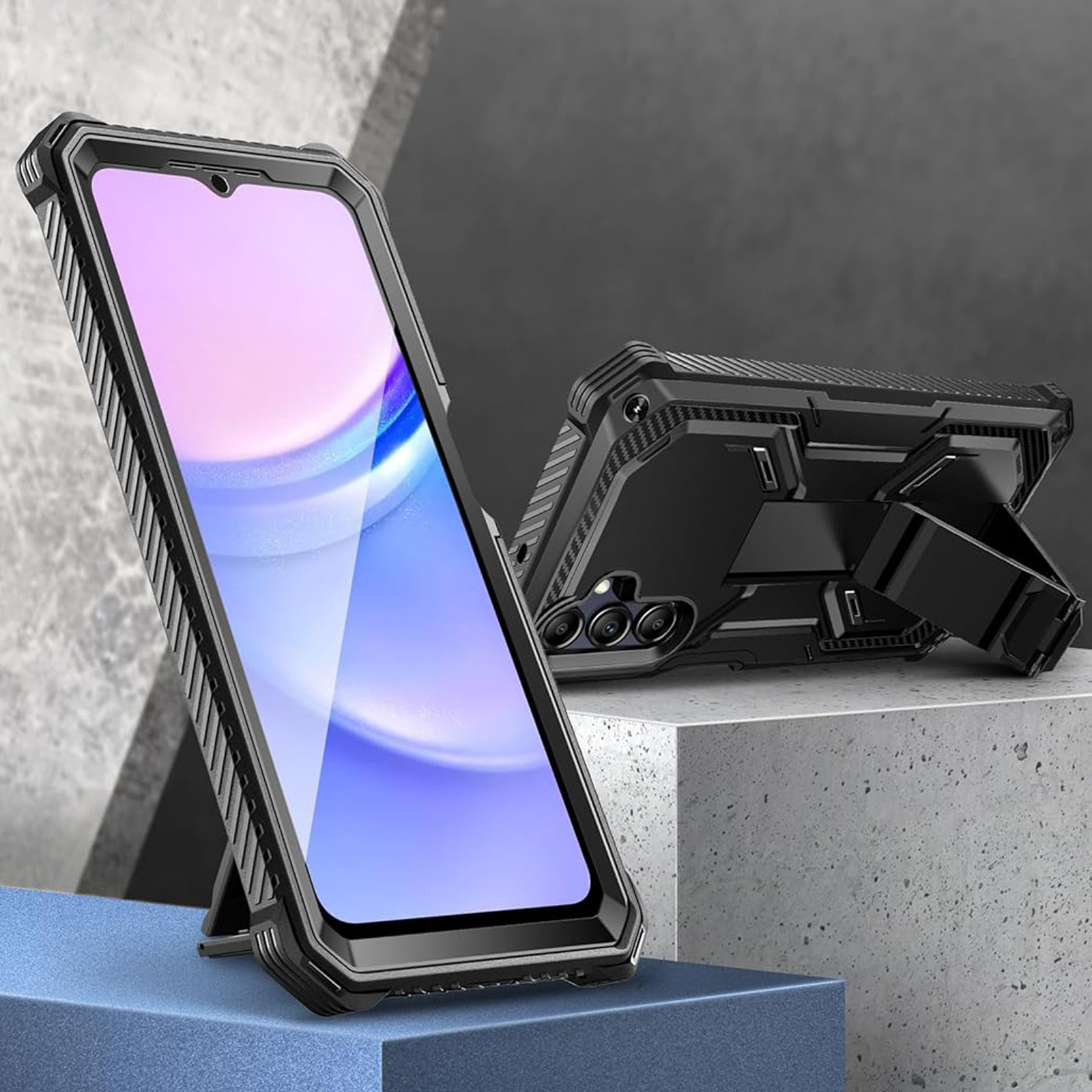 Custodia nera per telefono con supporto. Schermo del telefono acceso e visibile.