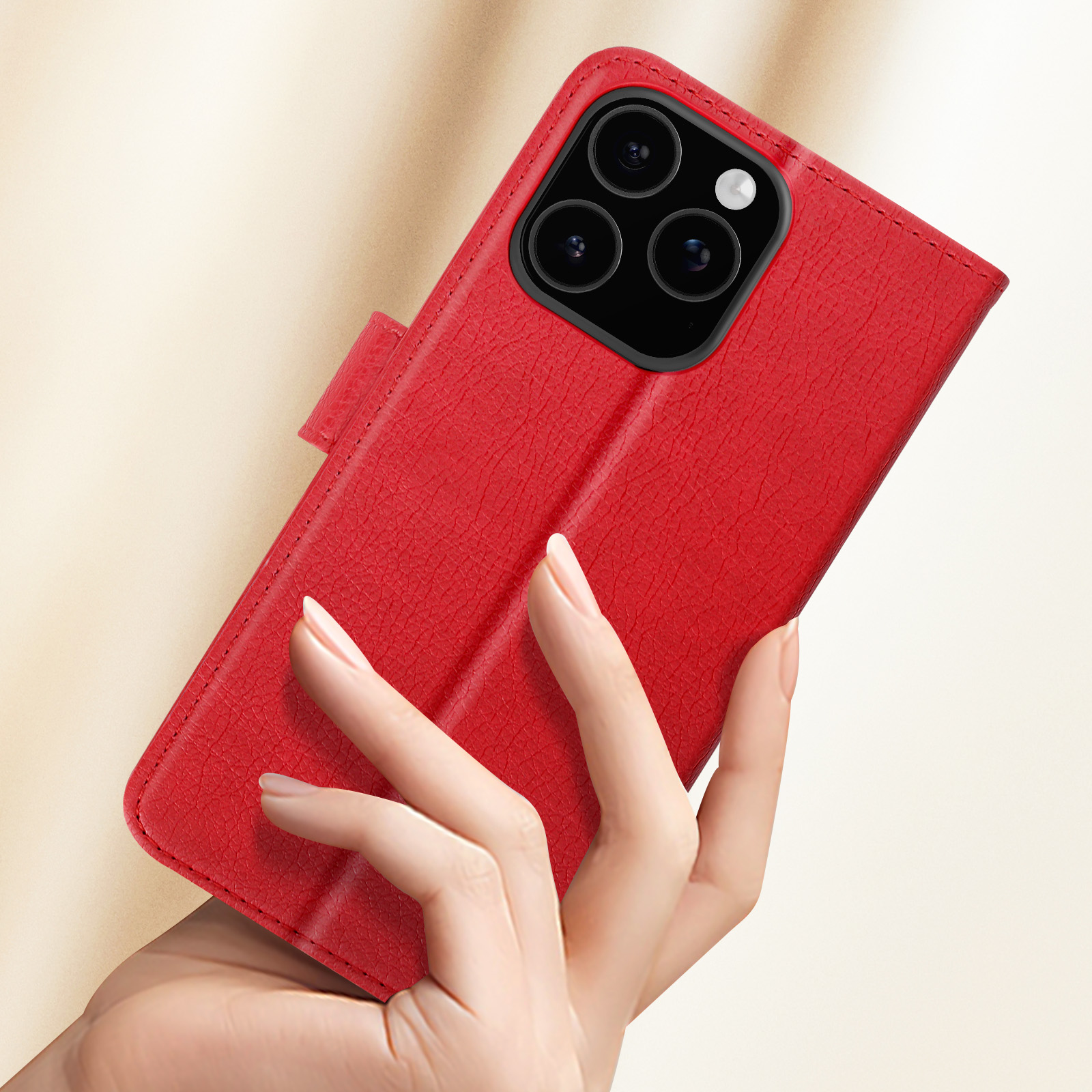 Custodia per telefono rossa con una mano che tiene il telefono. La custodia è aperta.