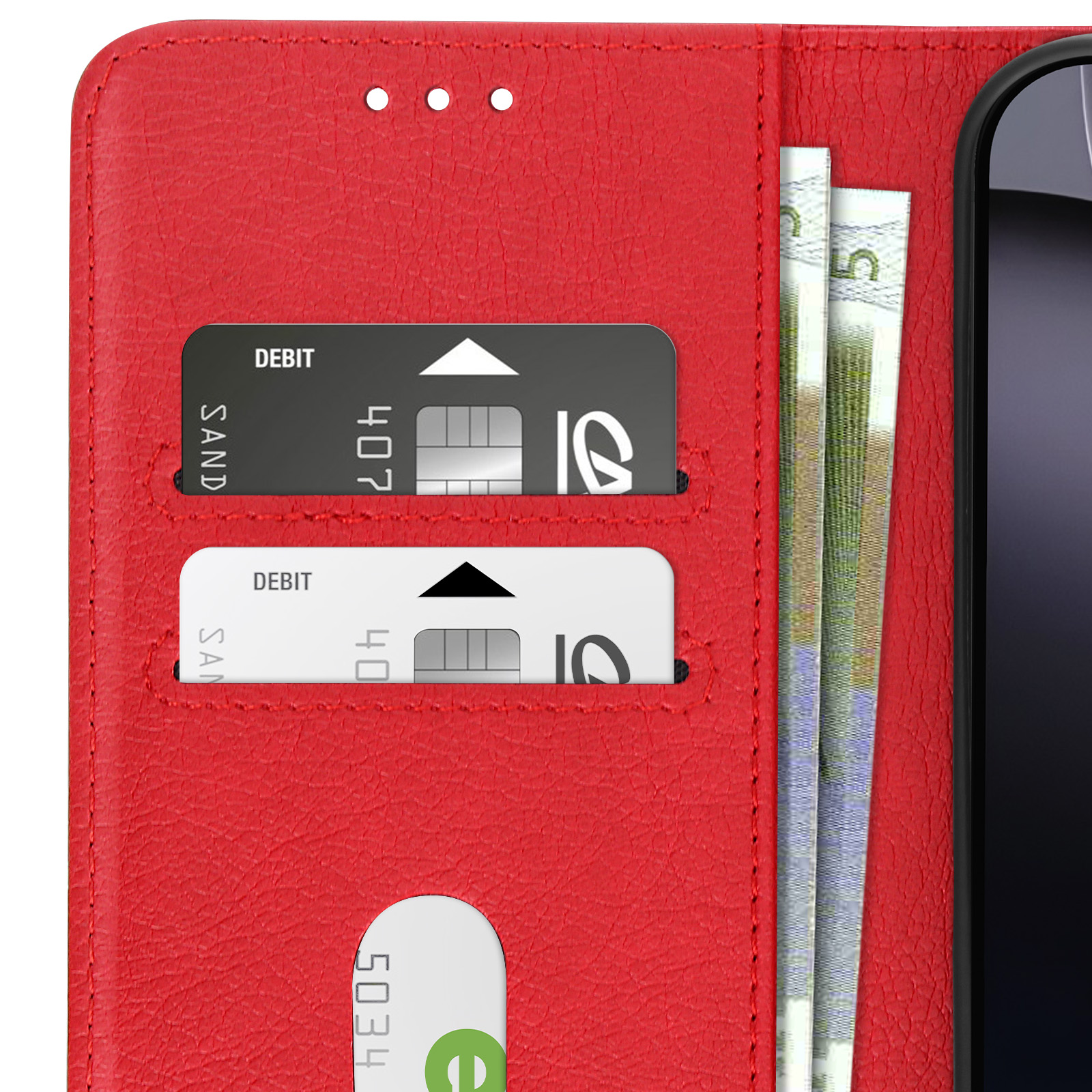 Primo piano di un portafoglio rosso per telefono. Ci sono due carte e un po' di soldi all'interno. La custodia è aperta.