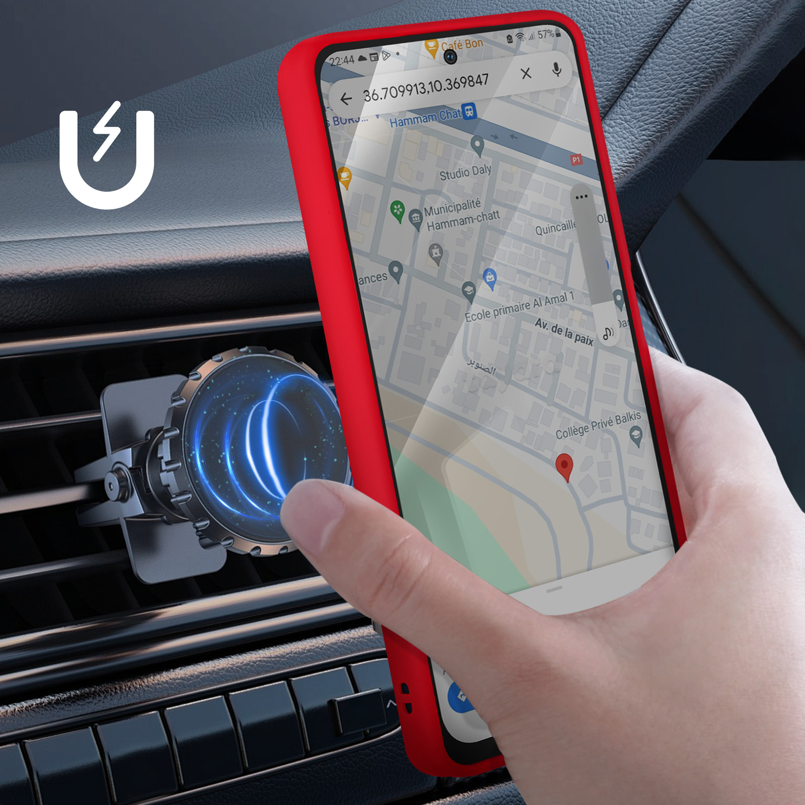 Telefono in auto, con app mappe. Mano tiene custodia rossa, supporto magnetico.