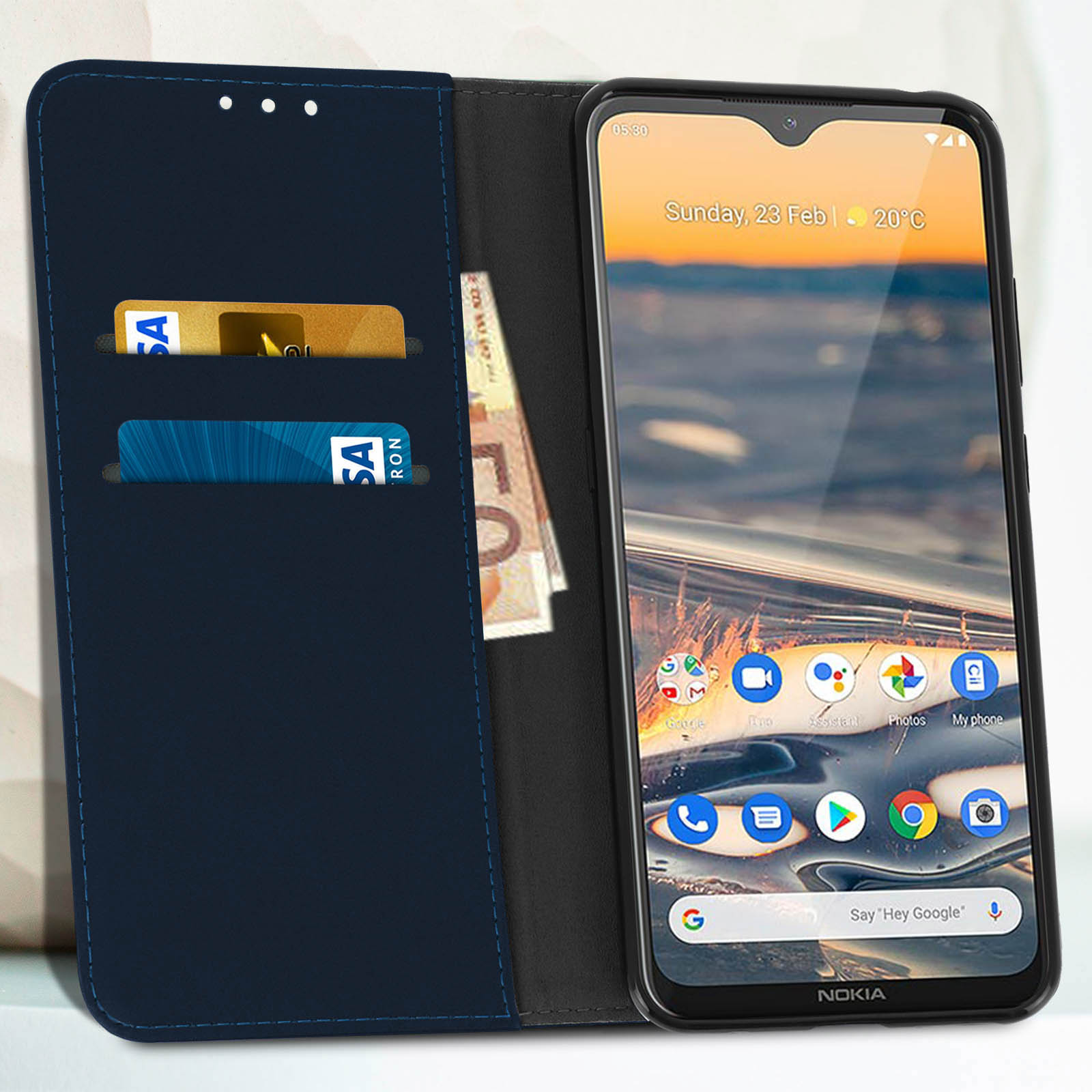 Custodia blu aperta, con carte e denaro. Telefono all'interno che mostra l'ora.