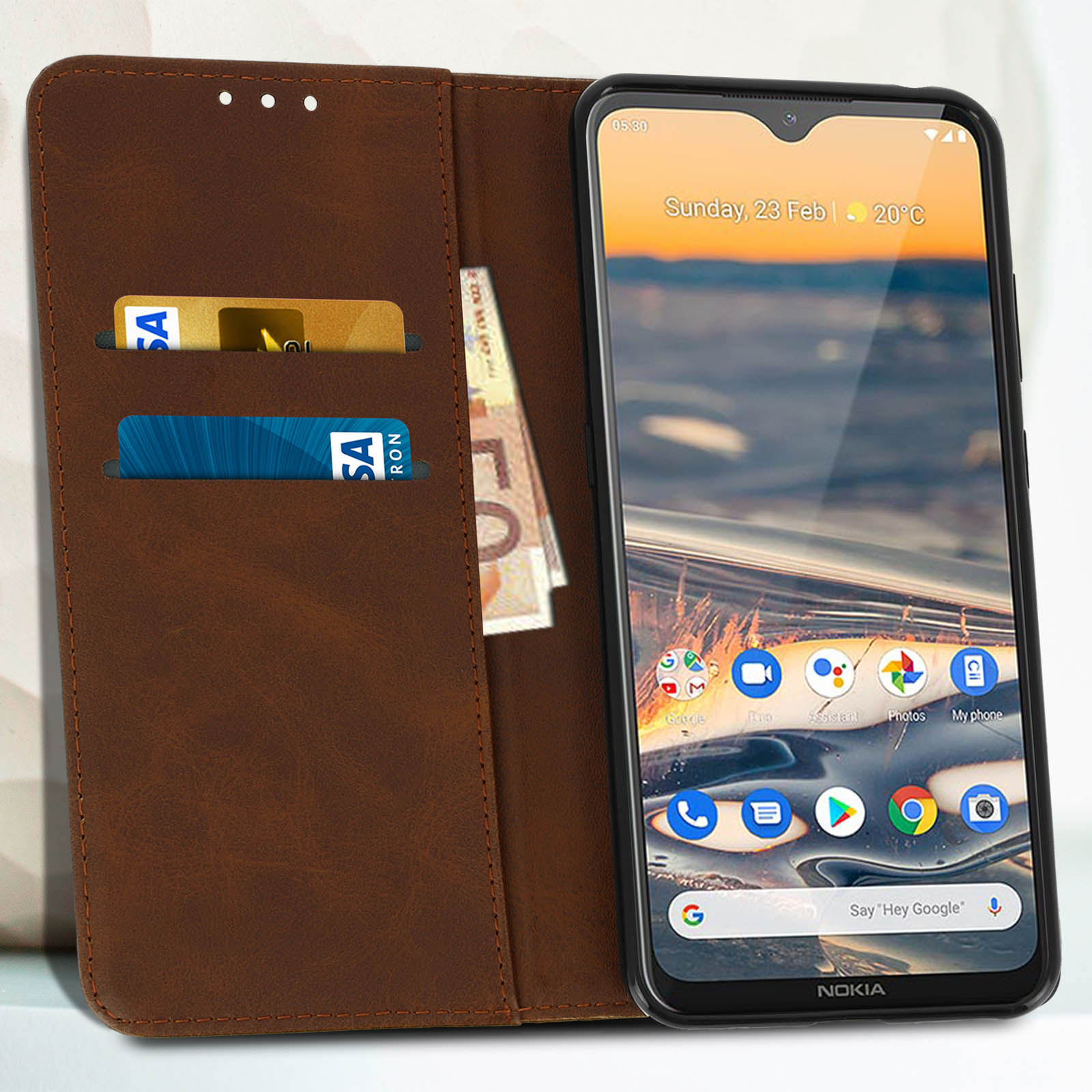 Custodia marrone per telefono con carte e denaro. Il telefono è aperto, mostrando la schermata iniziale con le app.