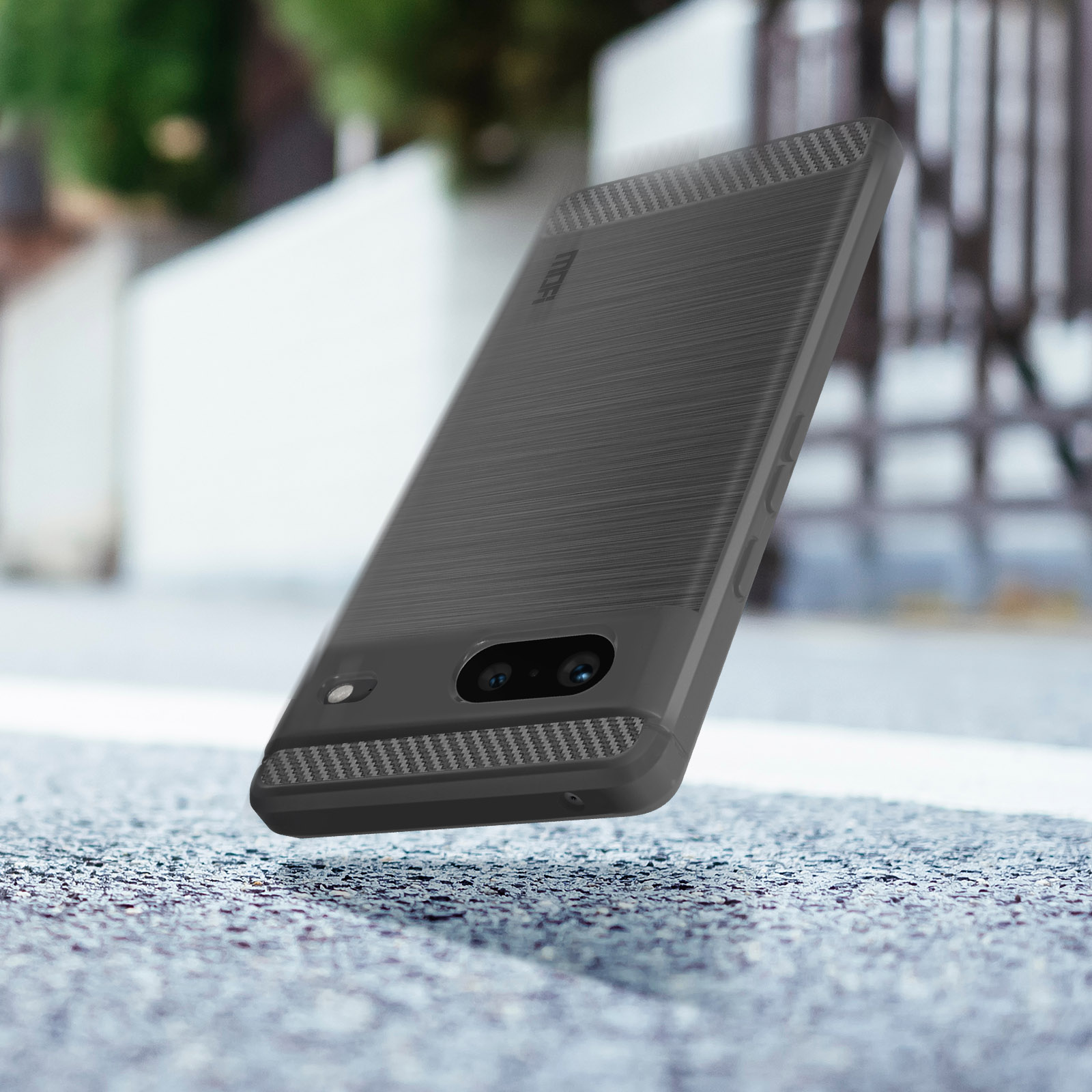 Zwarte telefoonhoes met textuurafwerking, koolstofvezelaccenten, op een getextureerd oppervlak. De telefoon staat schuin.