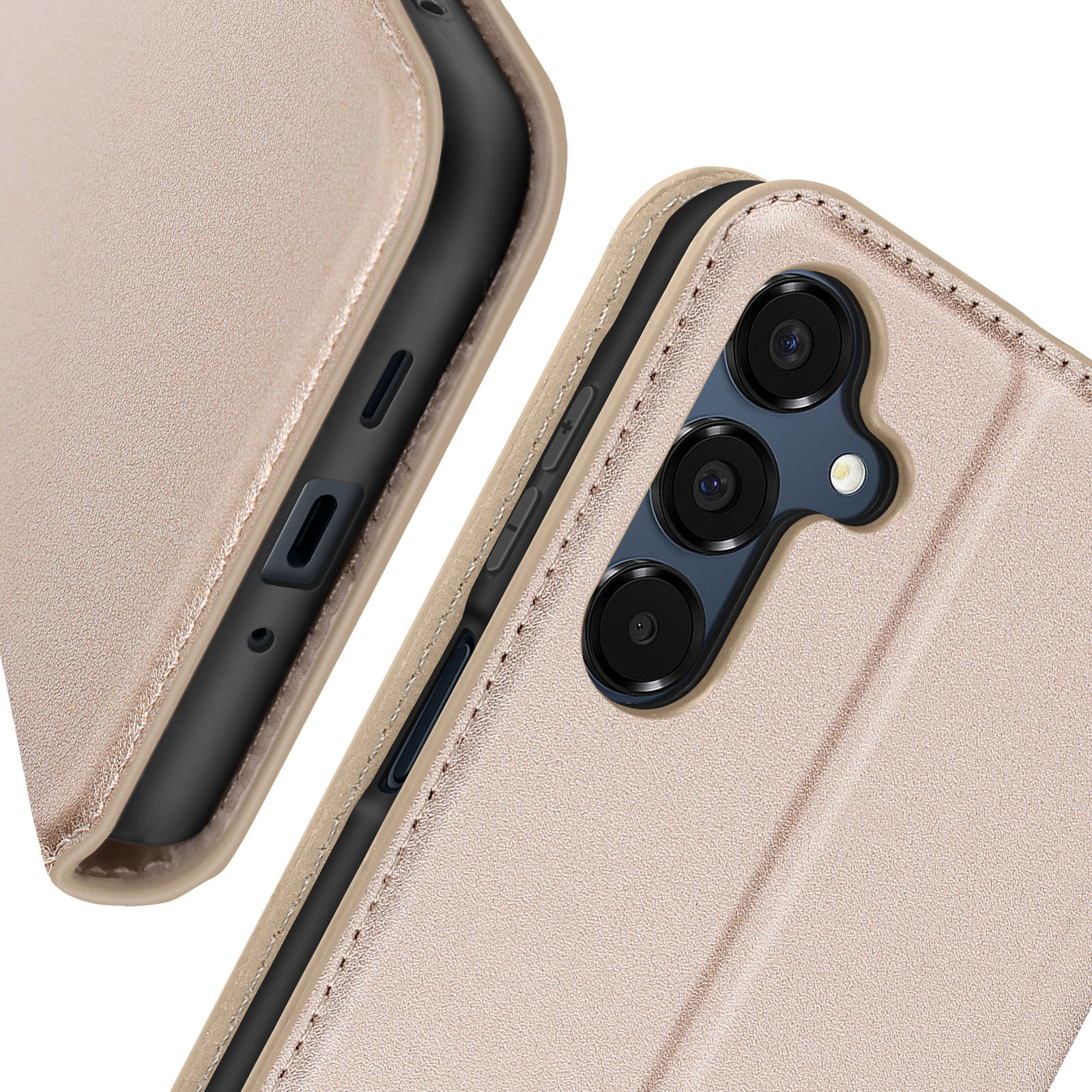 Una custodia per telefono tiene un telefono. La custodia è dorata. Il telefono ha 3 fotocamere.