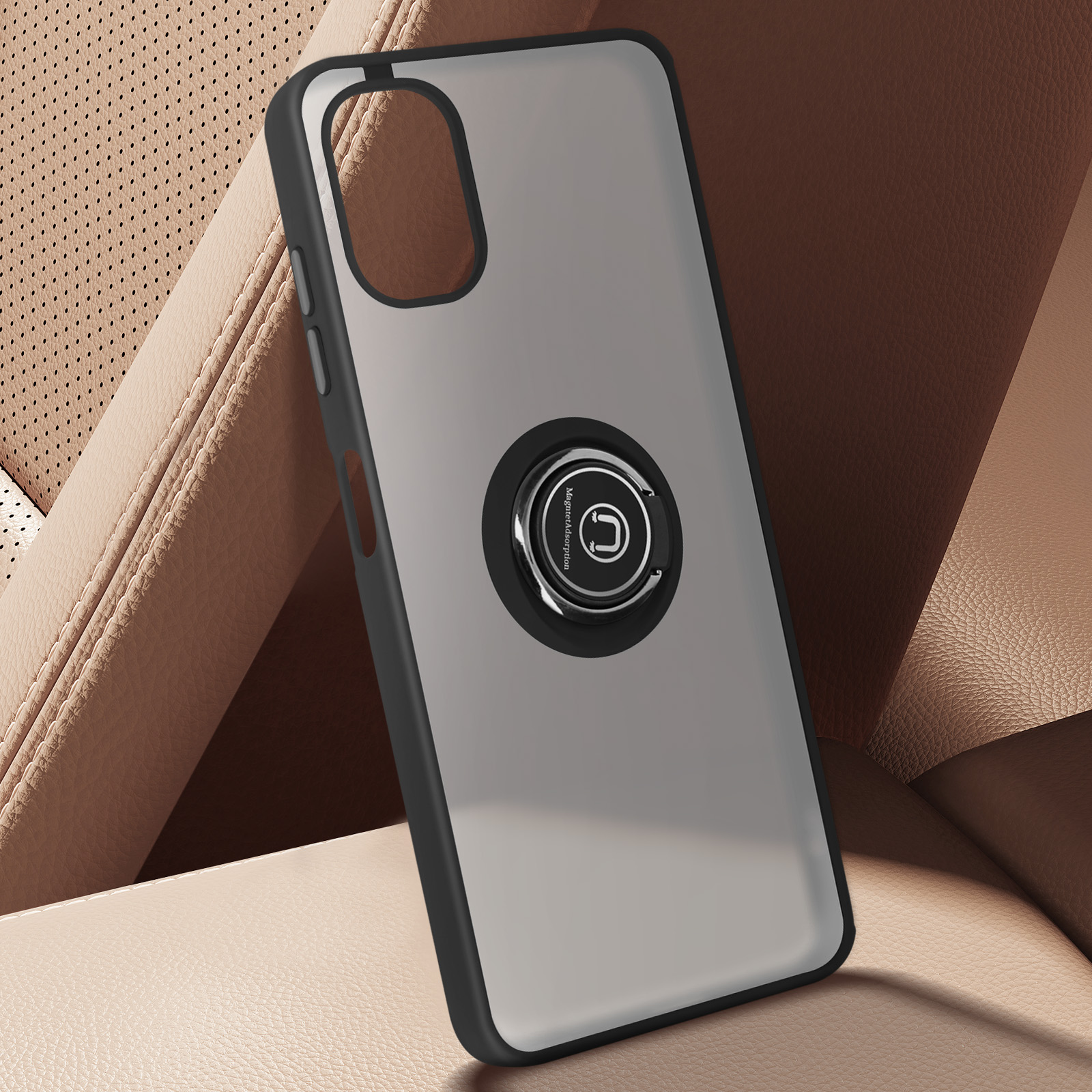 Una custodia per telefono con un anello è su una superficie beige. L'anello è al centro, la custodia è nera. La custodia è riflettente.
