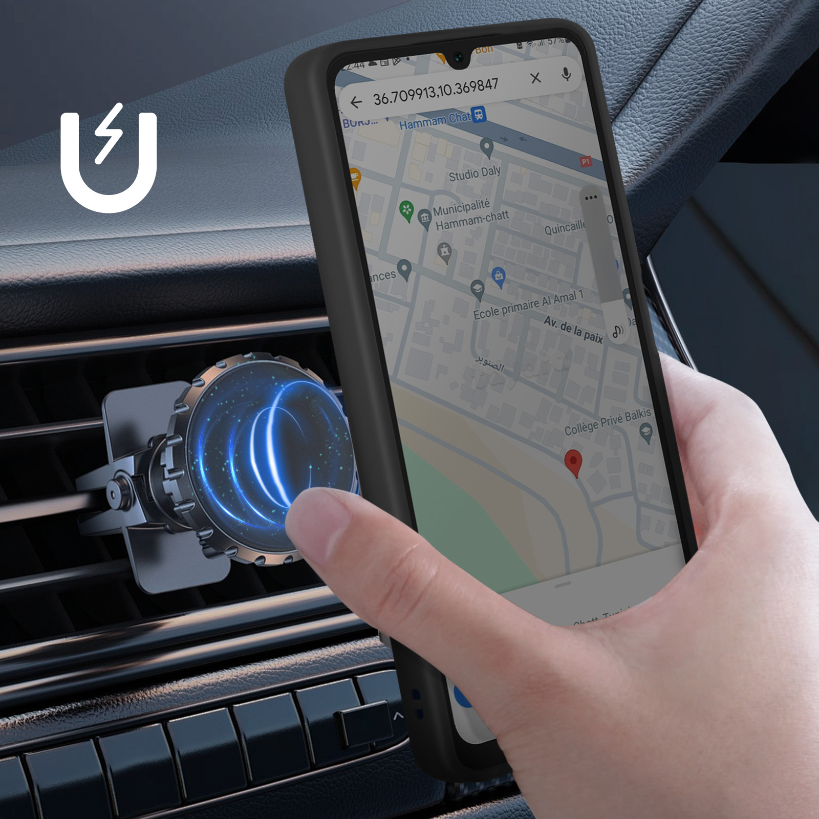 Una mano tiene un telefono con una mappa in una custodia nera. La custodia è attaccata a una presa d'aria per auto.