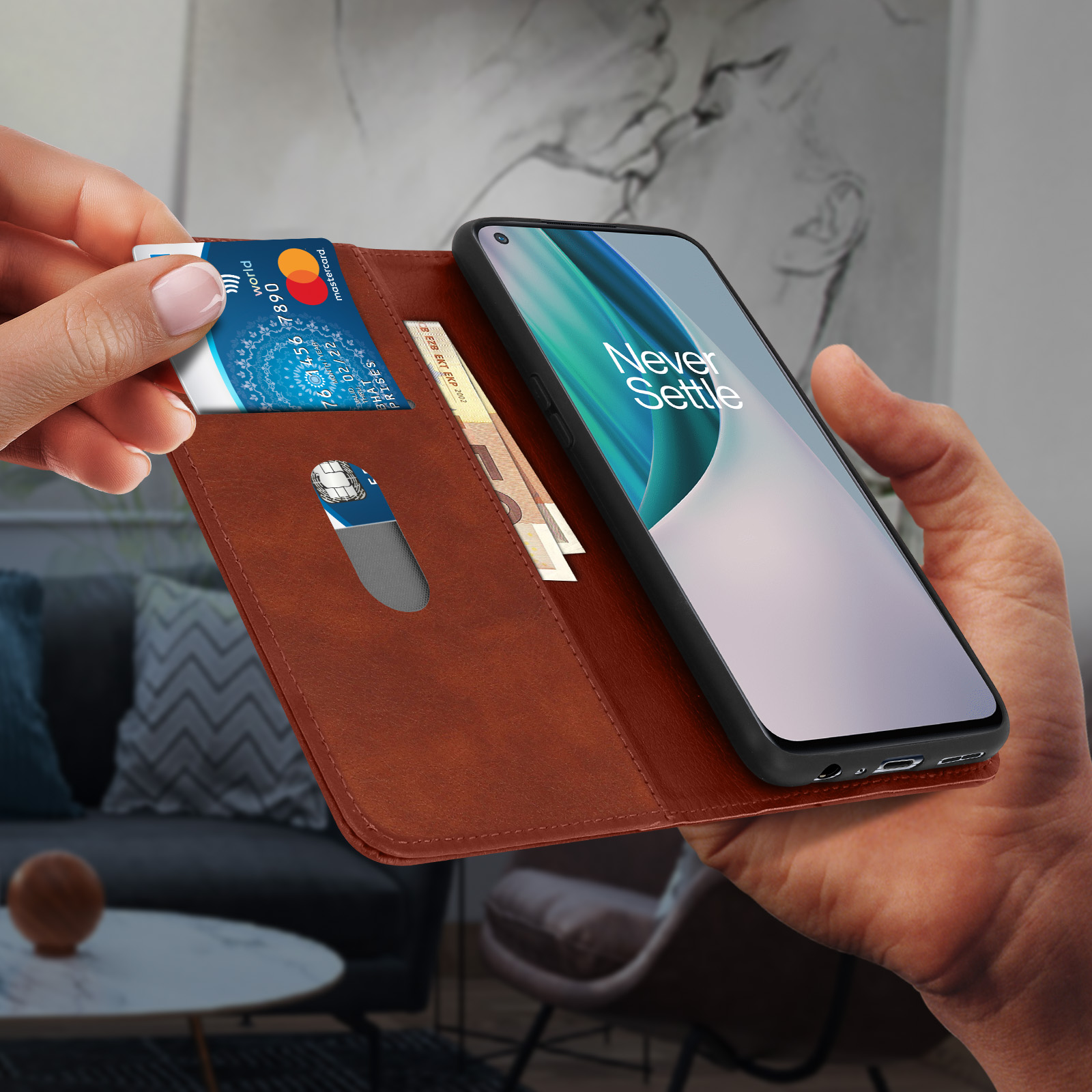 Un telefono in una custodia a portafoglio in pelle marrone, con carte di credito e contanti visibili. Una mano tiene la custodia.