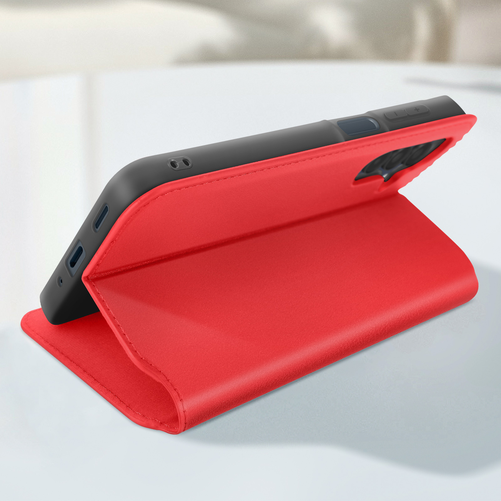 Custodia per telefono rossa con un telefono all'interno, sollevata. Lo schermo del telefono è visibile.