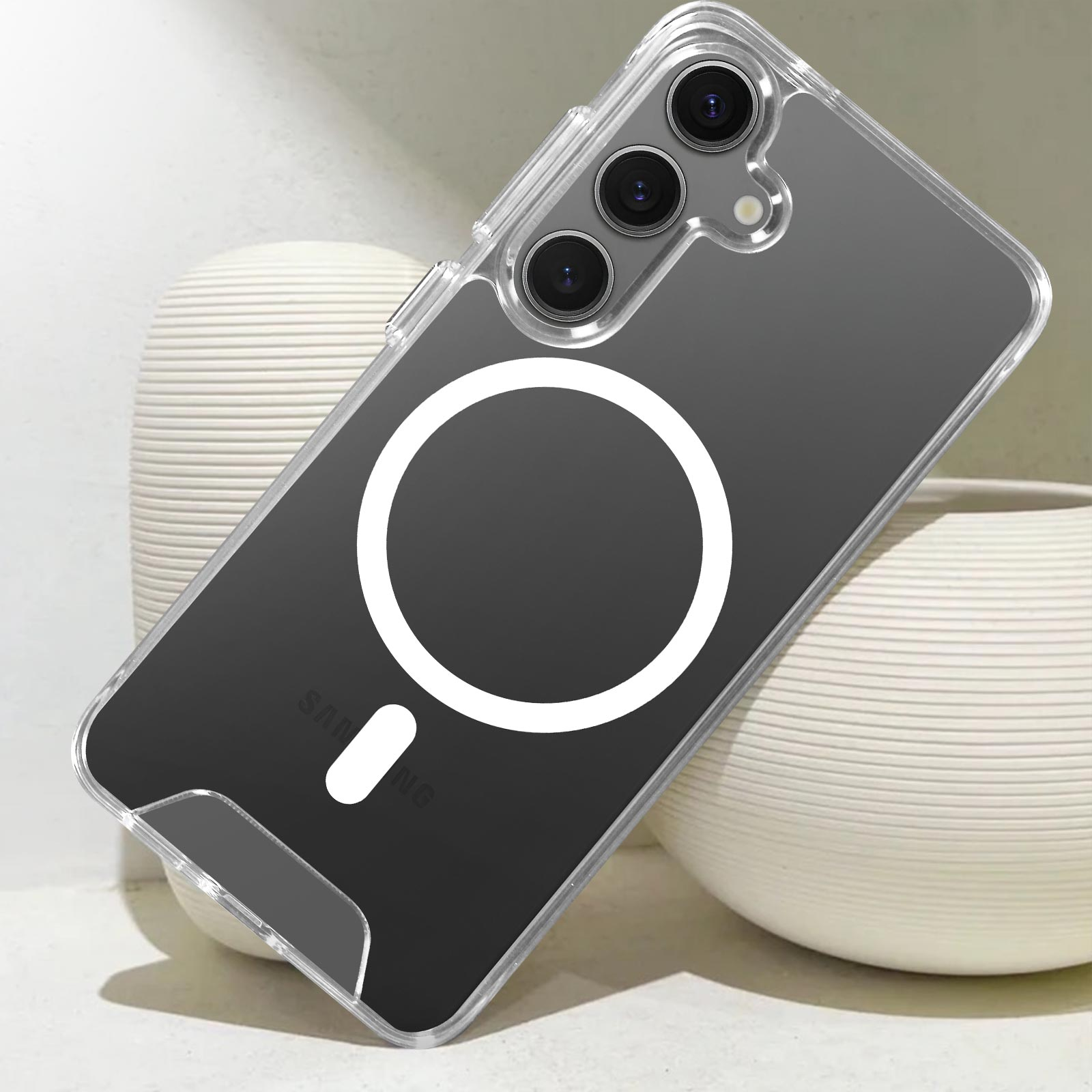 Custodia trasparente con un cerchio bianco e un telefono. Vasi bianchi sullo sfondo.