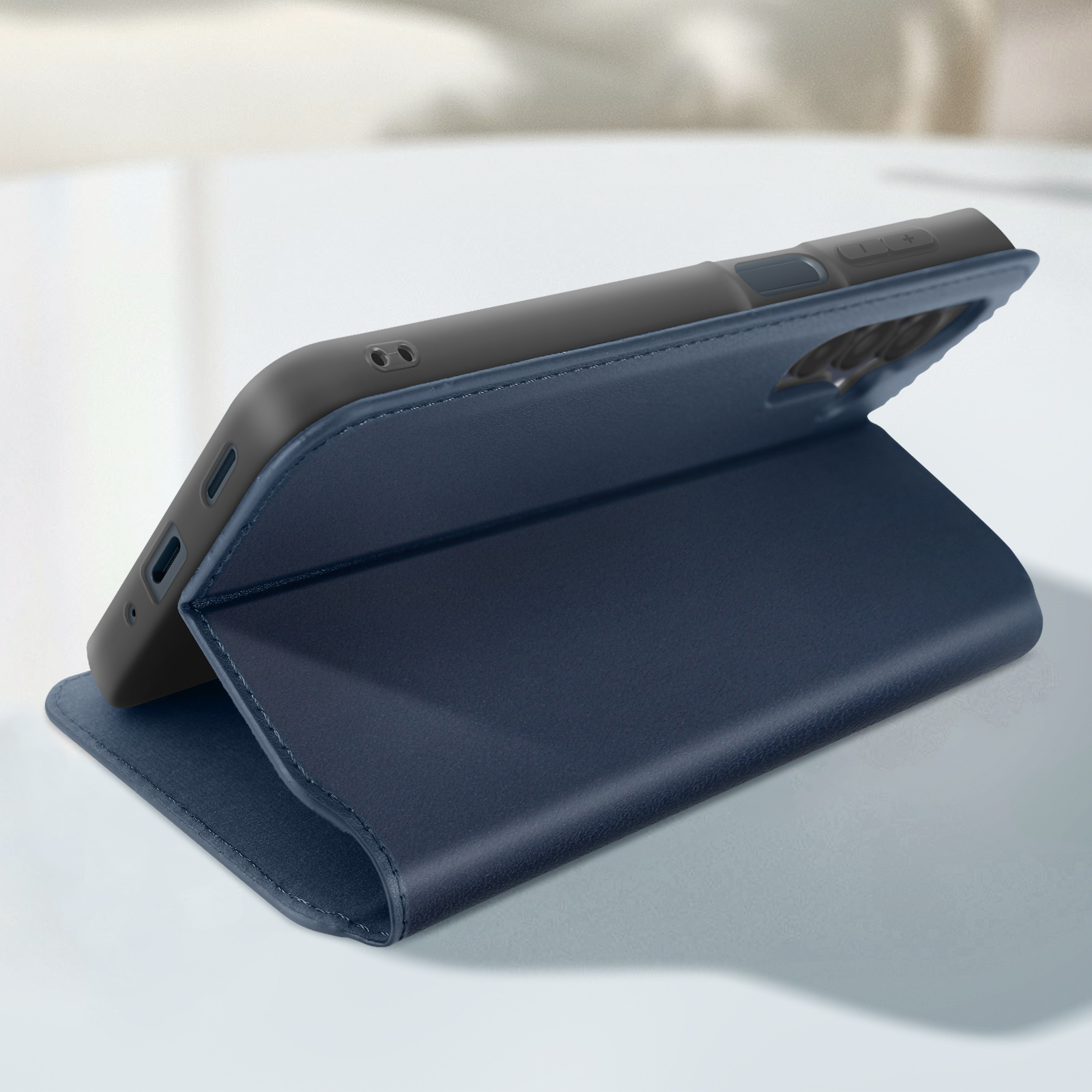 Custodia blu per telefono con un telefono all'interno. La custodia è aperta, mostrando lo schermo e il modulo fotocamera del telefono.