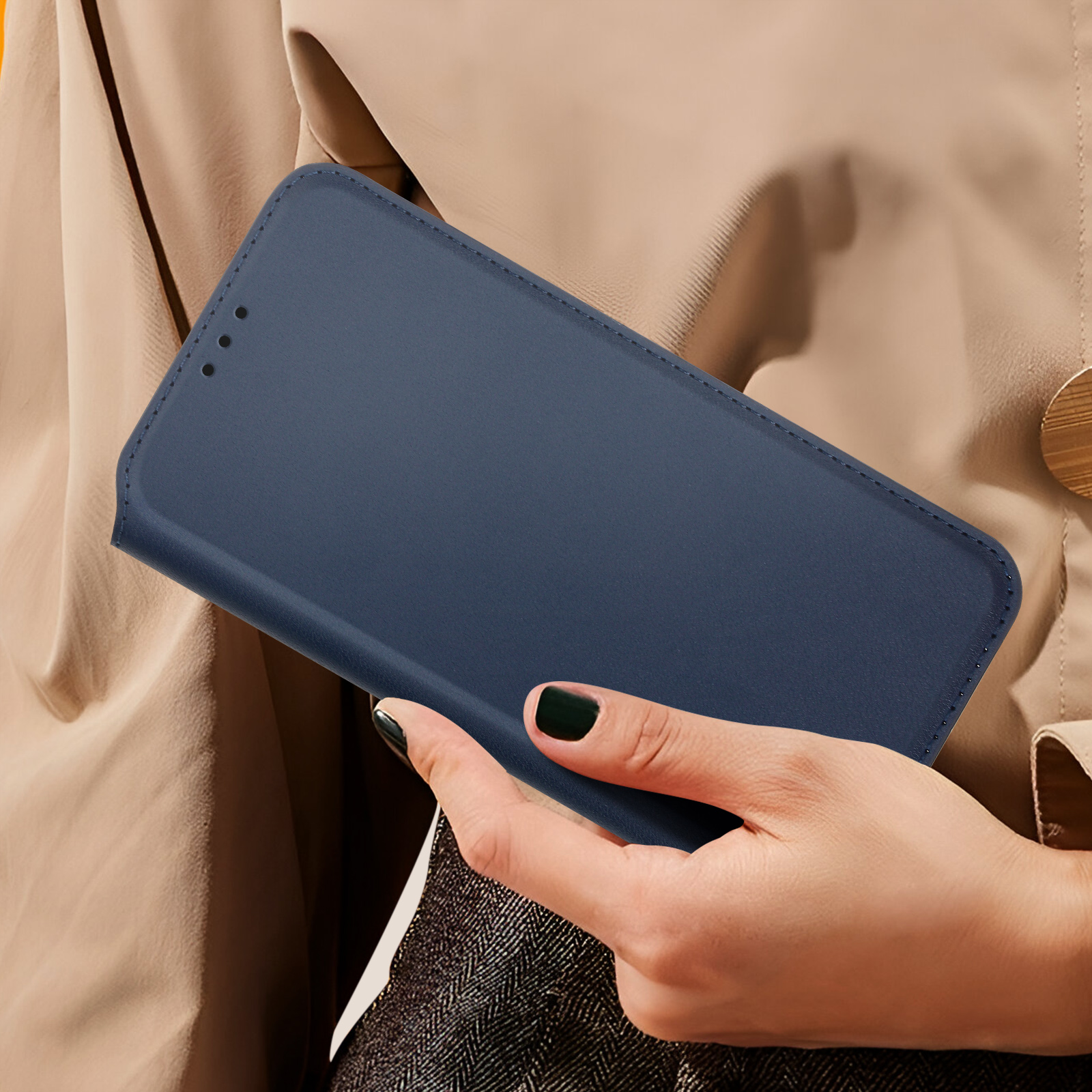 Persona che tiene in mano una custodia blu per telefono. La custodia è aperta, mostrando l'interno e lo schermo del telefono.